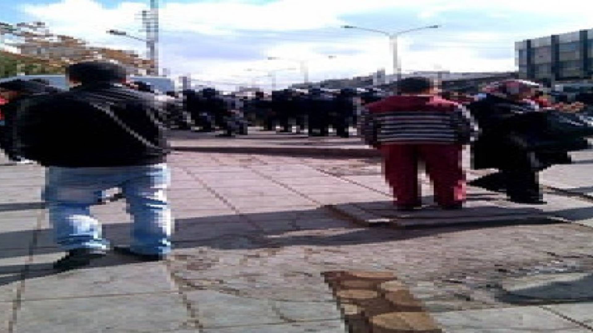اعمال شغب في مخيم الوحدات عقب إزالة بسطات .. صور وفيديو