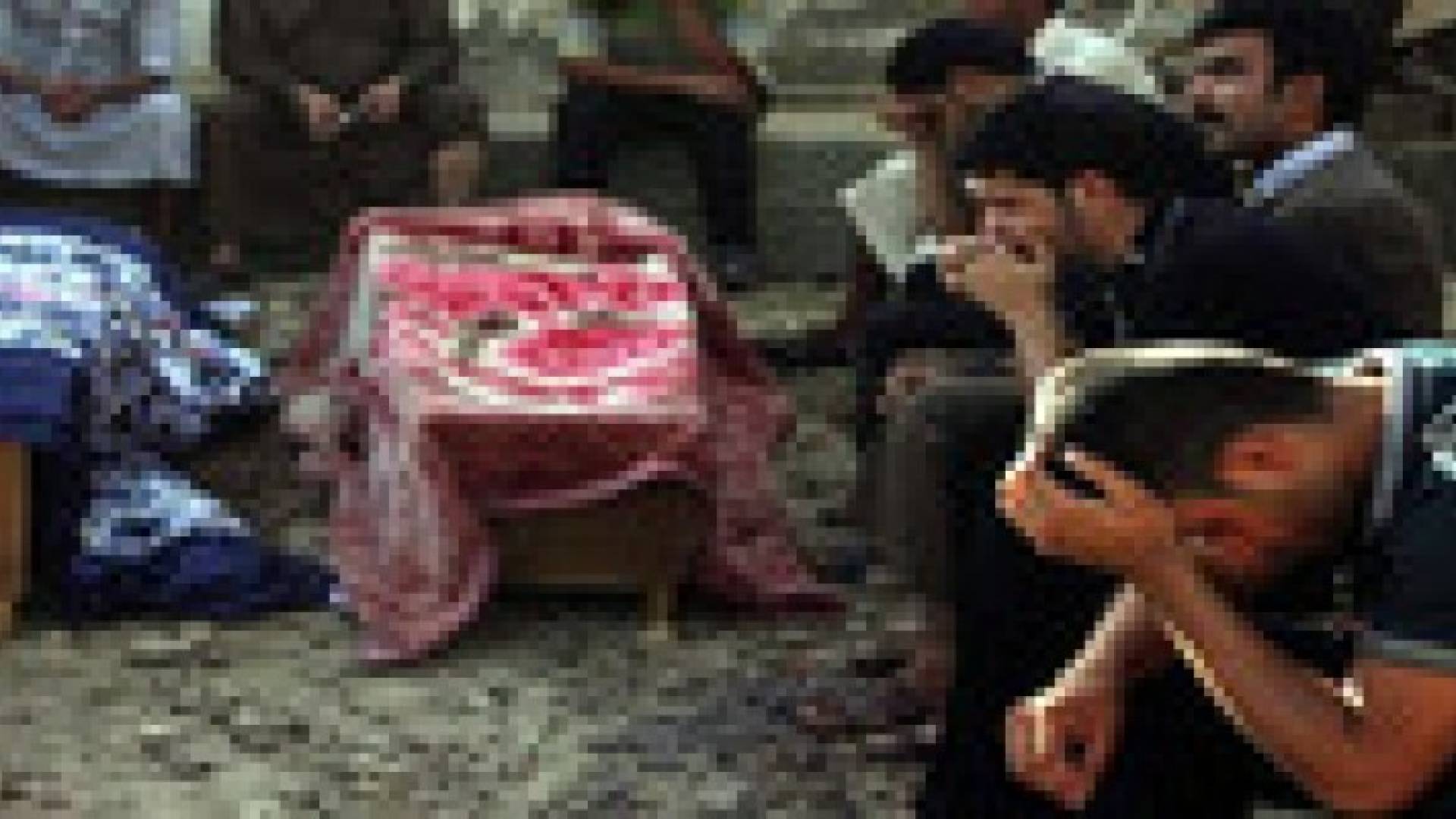 السيول تكشف عن مقبرة جماعية تضم نحو 60 جثة لسجناء غرب الموصل