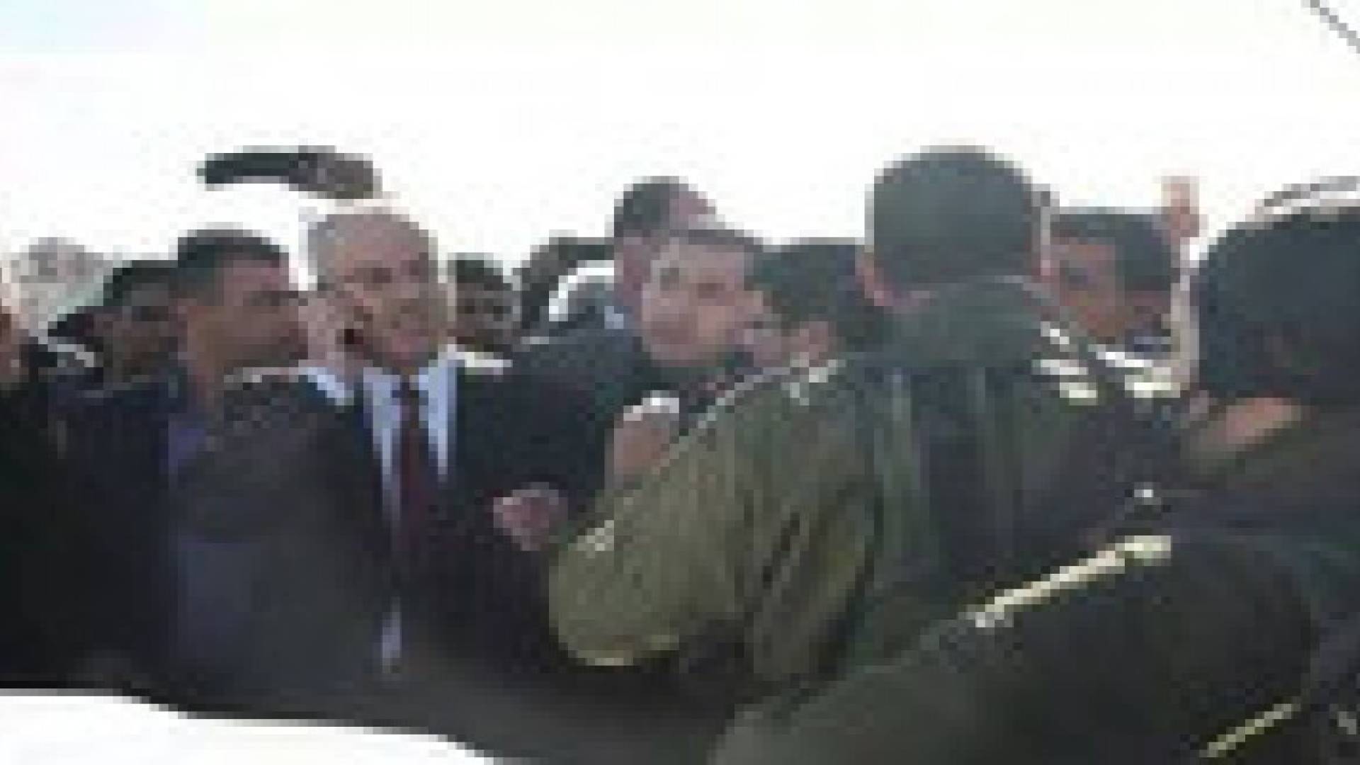 جيش الاحتلال يحتجز رئيس الوزراء الفلسطيني بسبب " السرعة " .. صور وفيديو