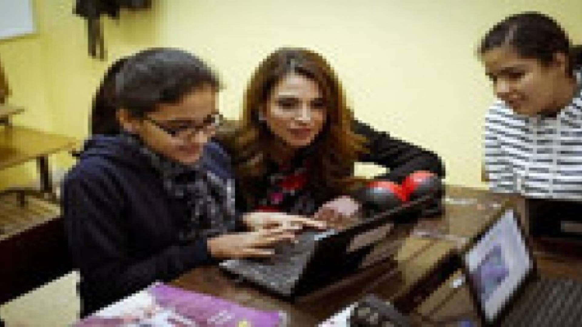 الملكة رانيا تطلع على برامج مبادرة التعليم الاردنية التكنولوجية