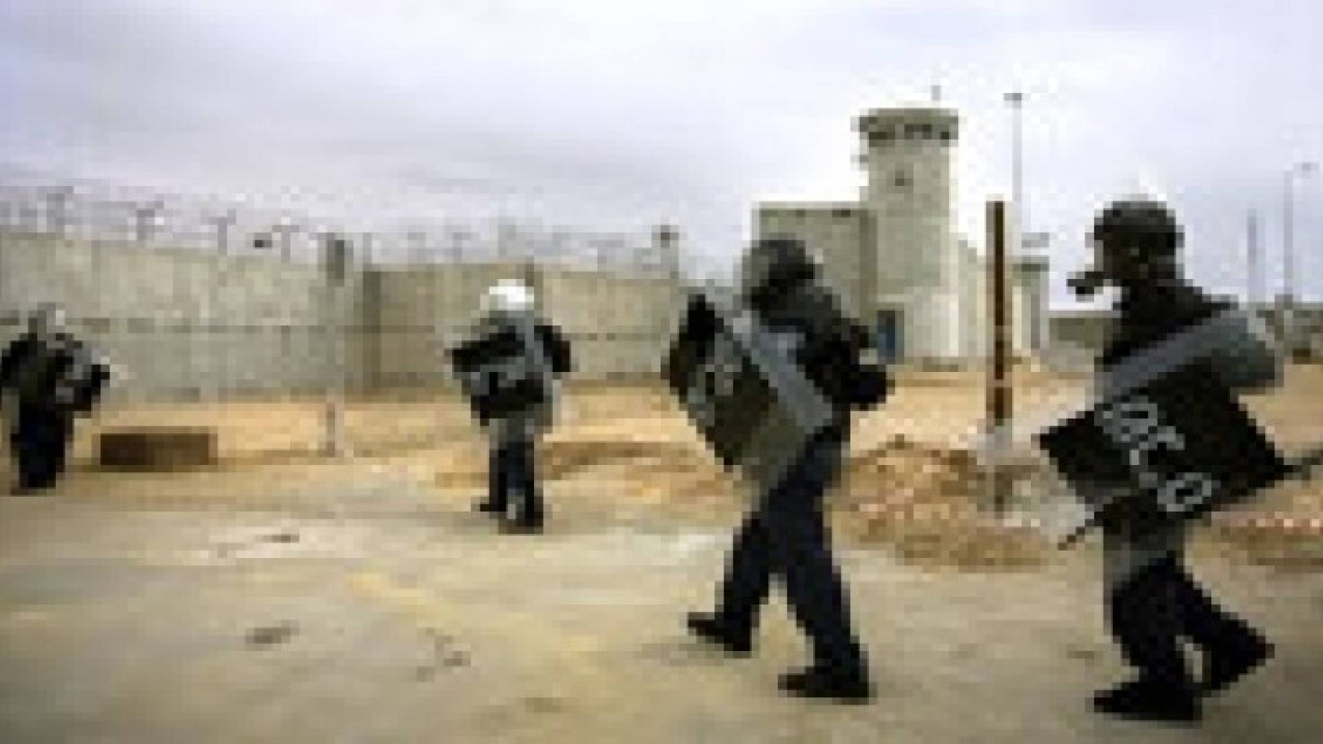 انباء عن اشتباكات بين الأسرى الفلسطينيين وقوات القمع في سجن ريمون الإسرائيلي