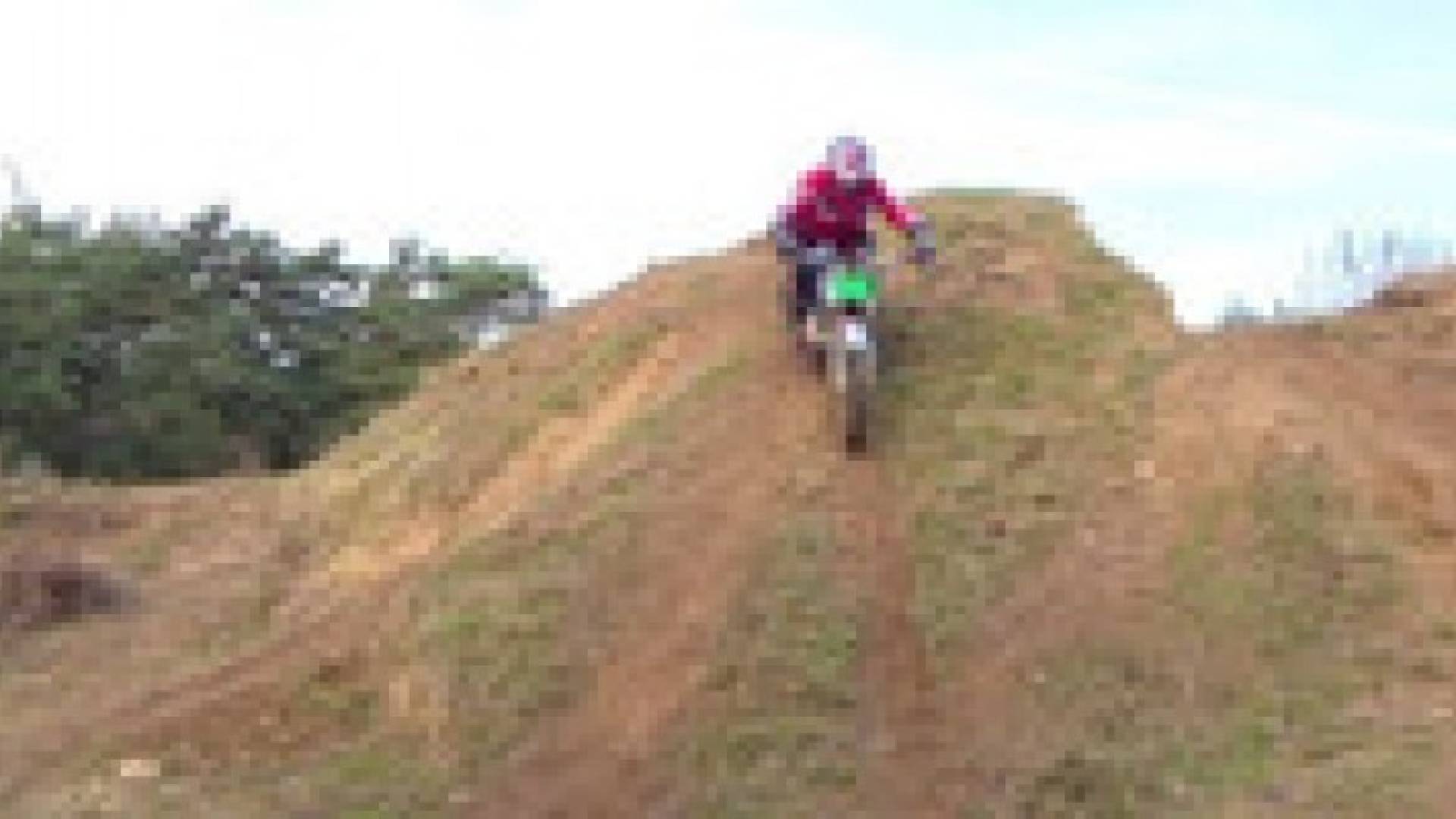 بالفيديو.. مسن ألماني يواظب على قيادة الدراجة النارية في الطرق الوعرة