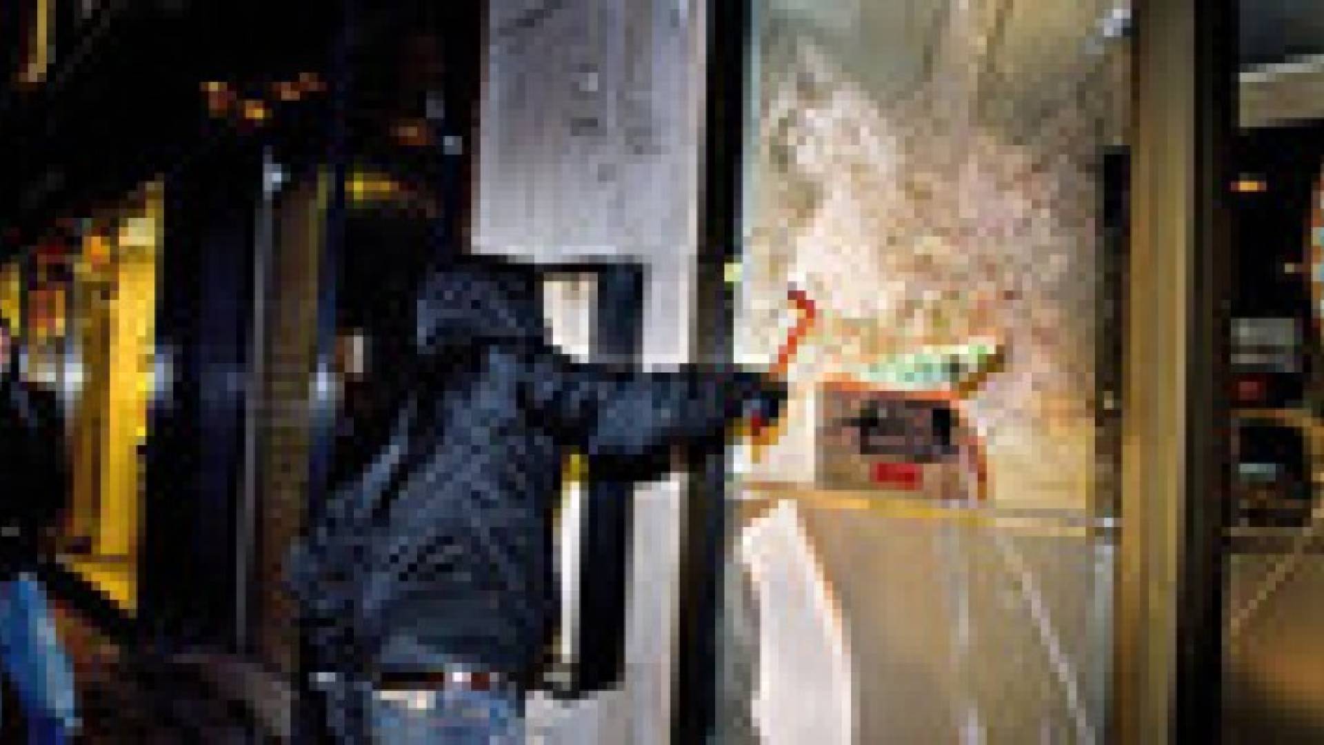 تحطيم واجهة محل مجوهرات وسرقته في طبربور