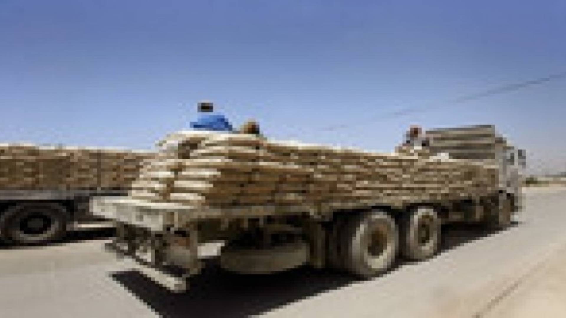 إدخال 28 شاحنة محملة بألف طن من الإسمنت إلى غزة