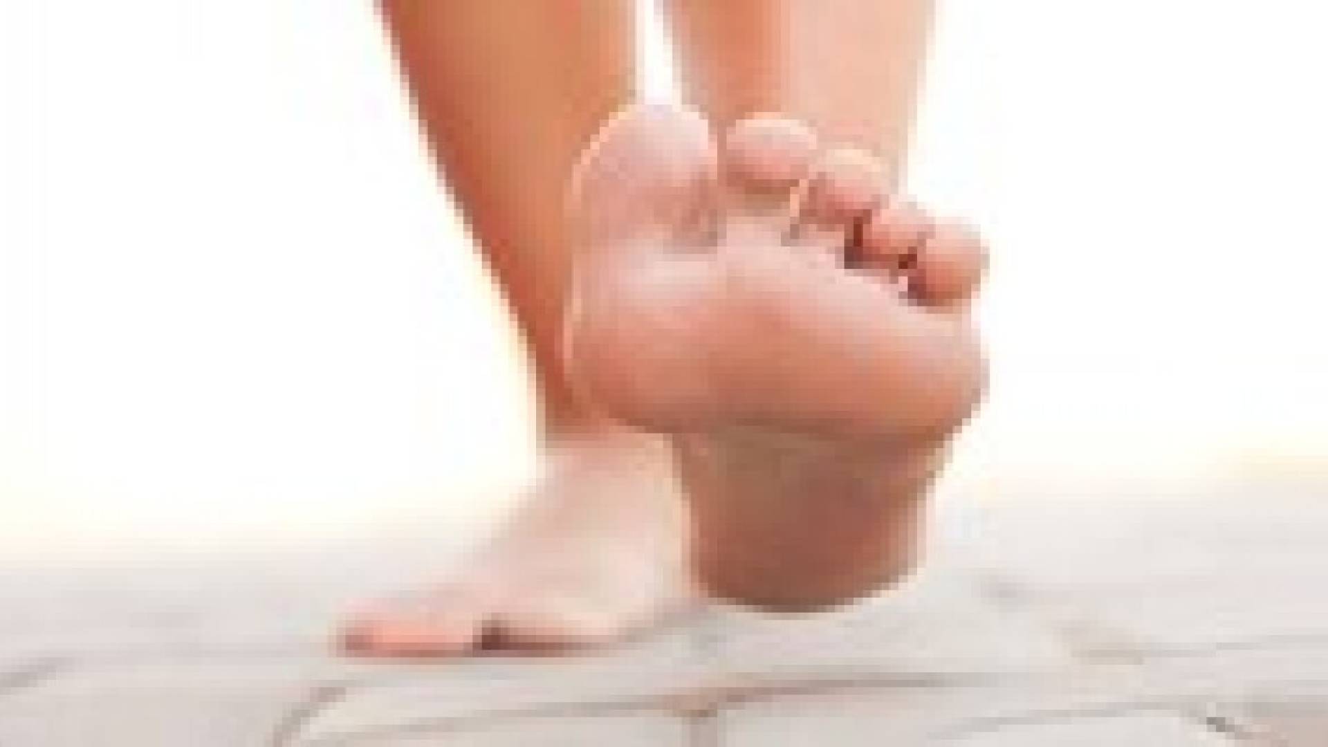 أخطار صحية يسببها المشي حافيا