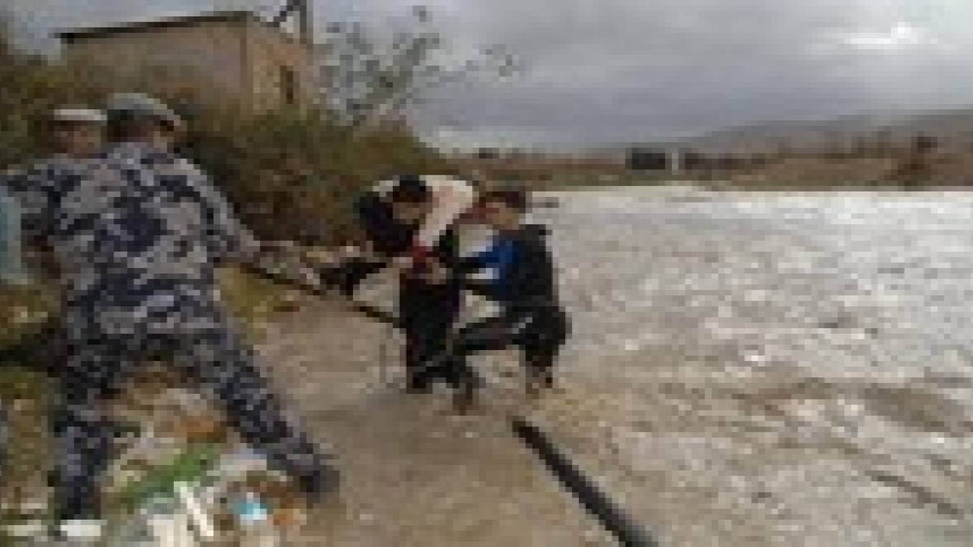 الدفاع المدني يتعامل مع المنخفض الجوي ضمن ما أنيط به من واجبات إنسانية