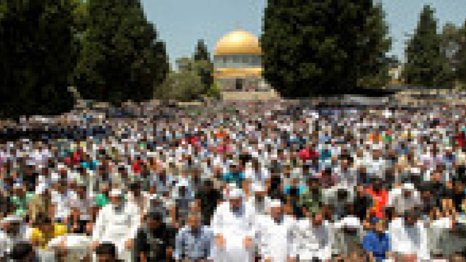 الاحتلال يسمح للفلسطينيين بأداء صلاة الجمعة في الاقصى