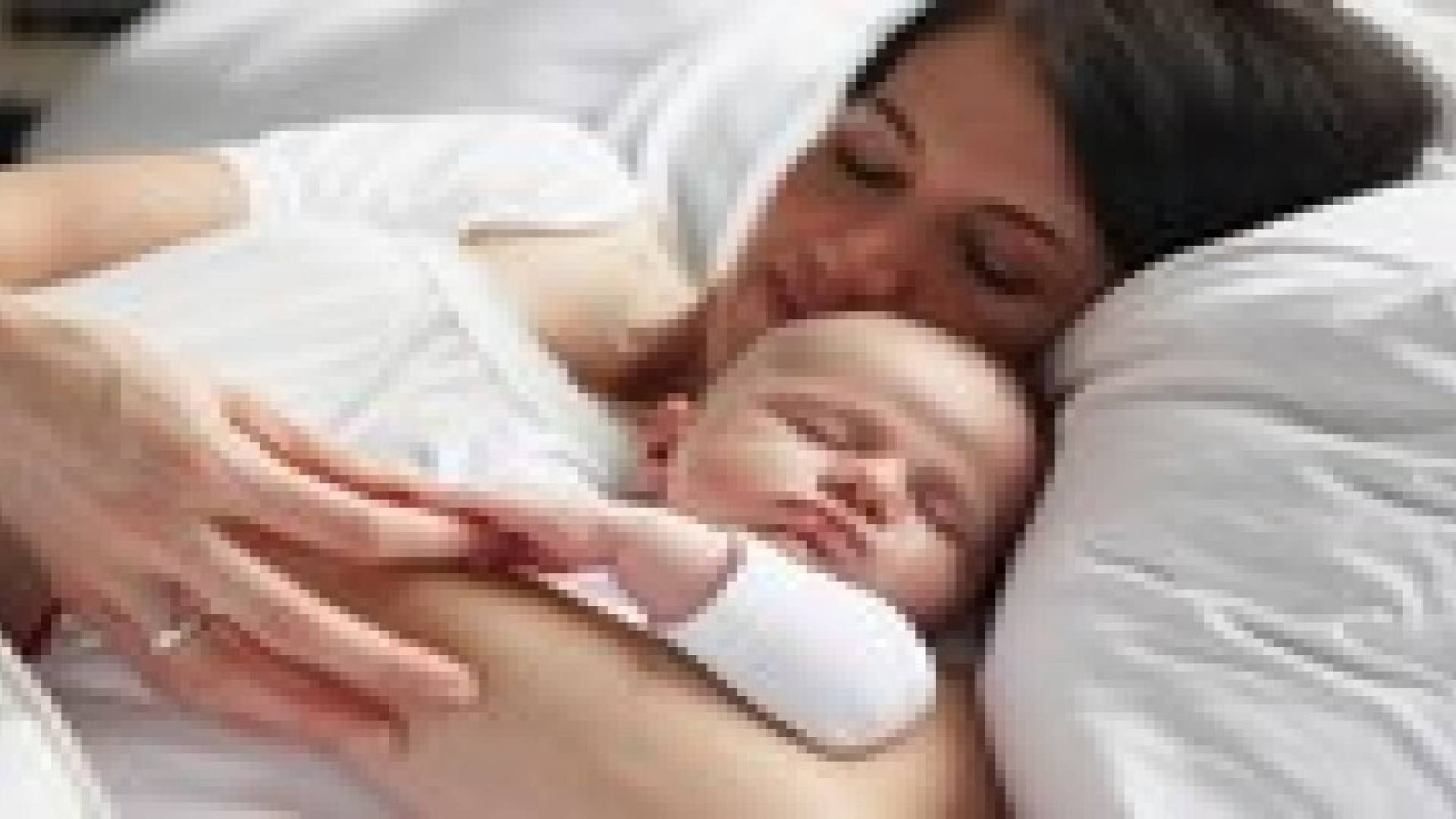 النوم مع الرضيع بسرير واحد يزيد خطر وفاته