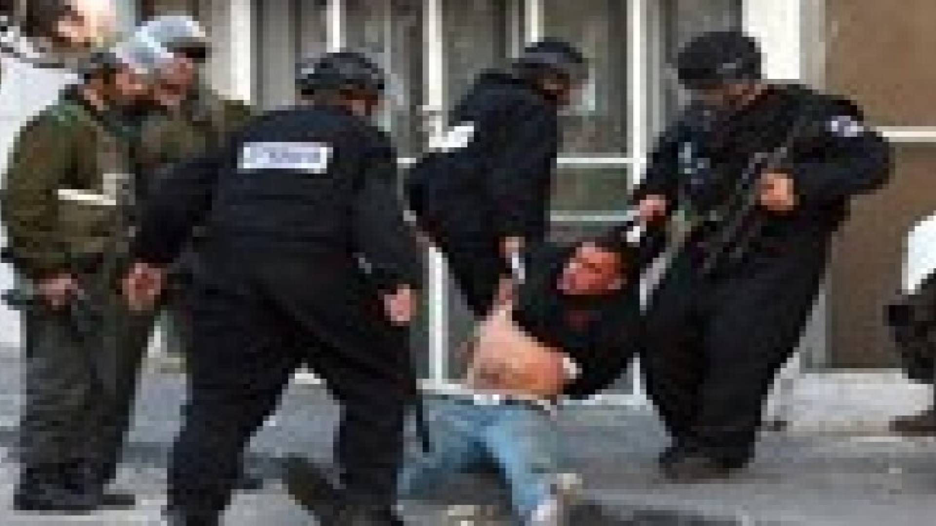 مستوطنون يحرقون 3 سيارات في القدس .. والاحتلال يعتقل فلسطينيين