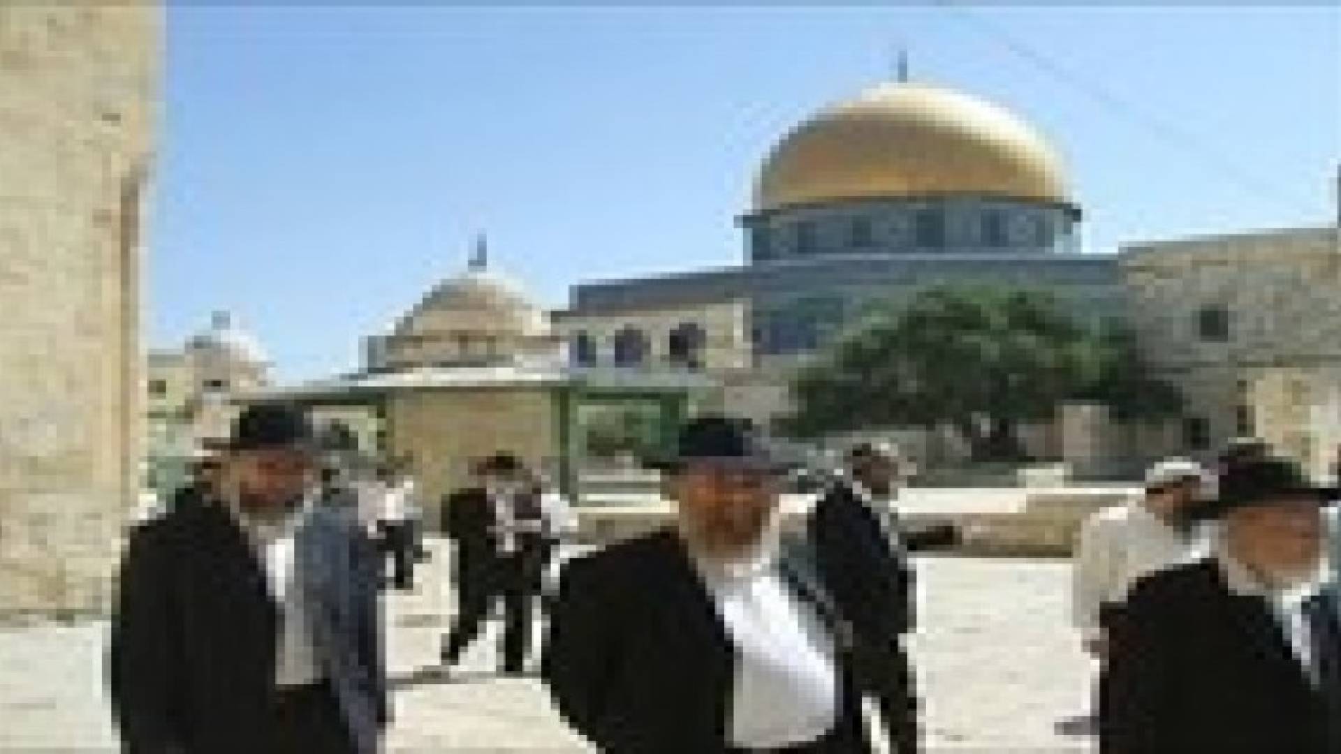 مجموعات من المستوطنين اليهود يقتحمون باحات المسجد الاقصى