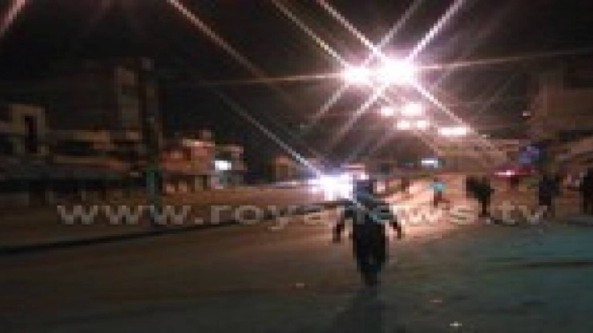 اغلاق طريق وادي الرمم اثر مقتل شاب والدرك يستخدم "المدمع" .. صور