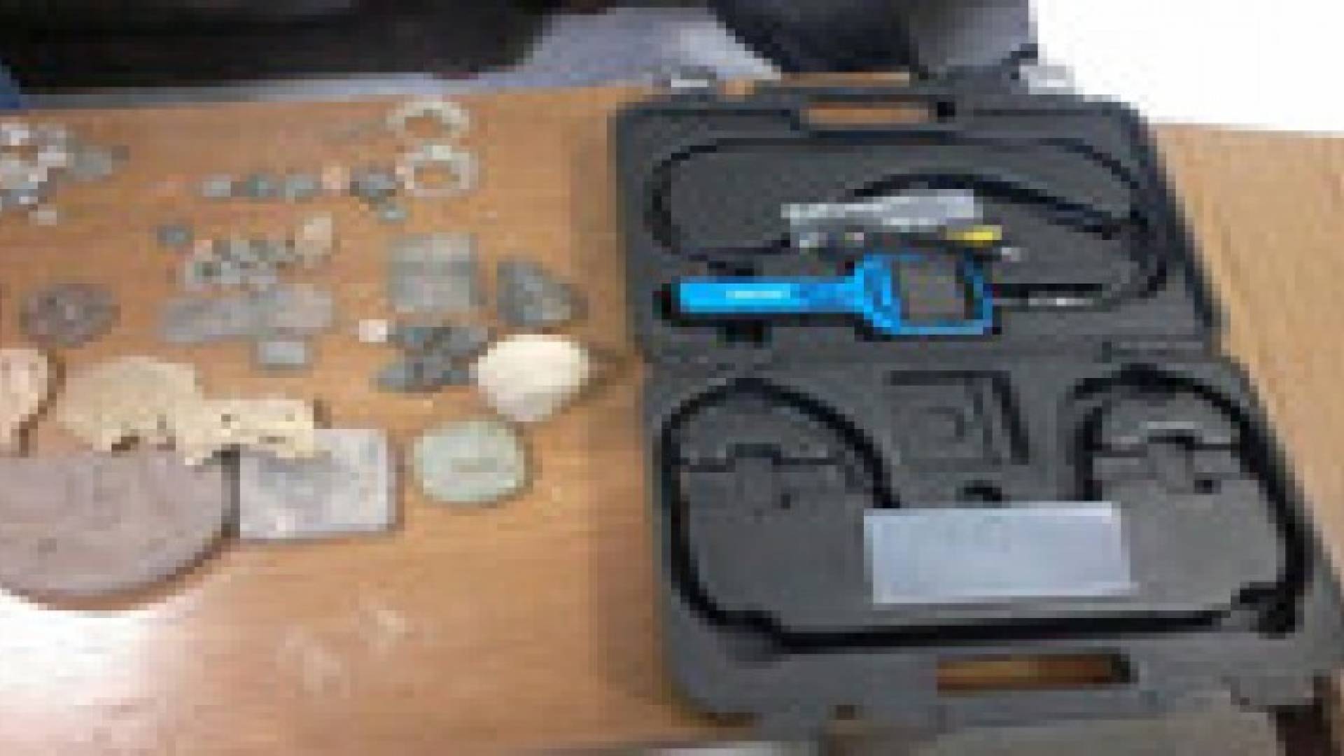ضبط آثار رومانية وجهاز كشف دفائن في منزل بالرصيفة