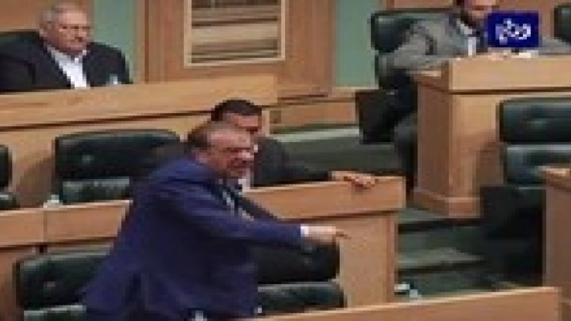 الدغمي للأقطش "القوميين أشرف منك" .. فيديو