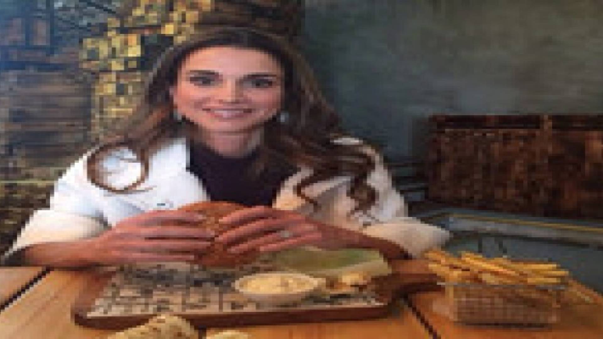 الملكة تتناول " البيرغر " في أحد مولات عمان .. صورة