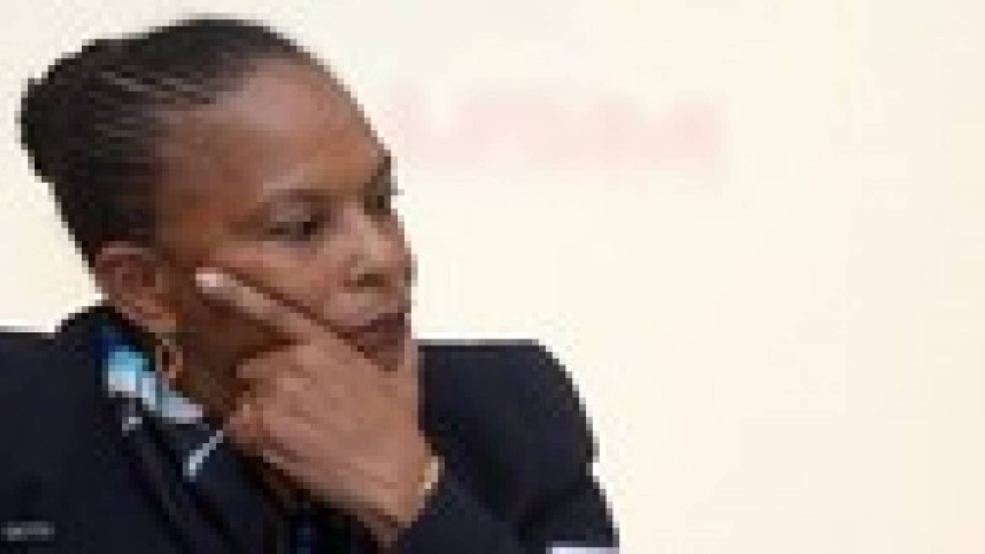 تغريم نائب فرنسي شبه وزيرة سوداء بقرد