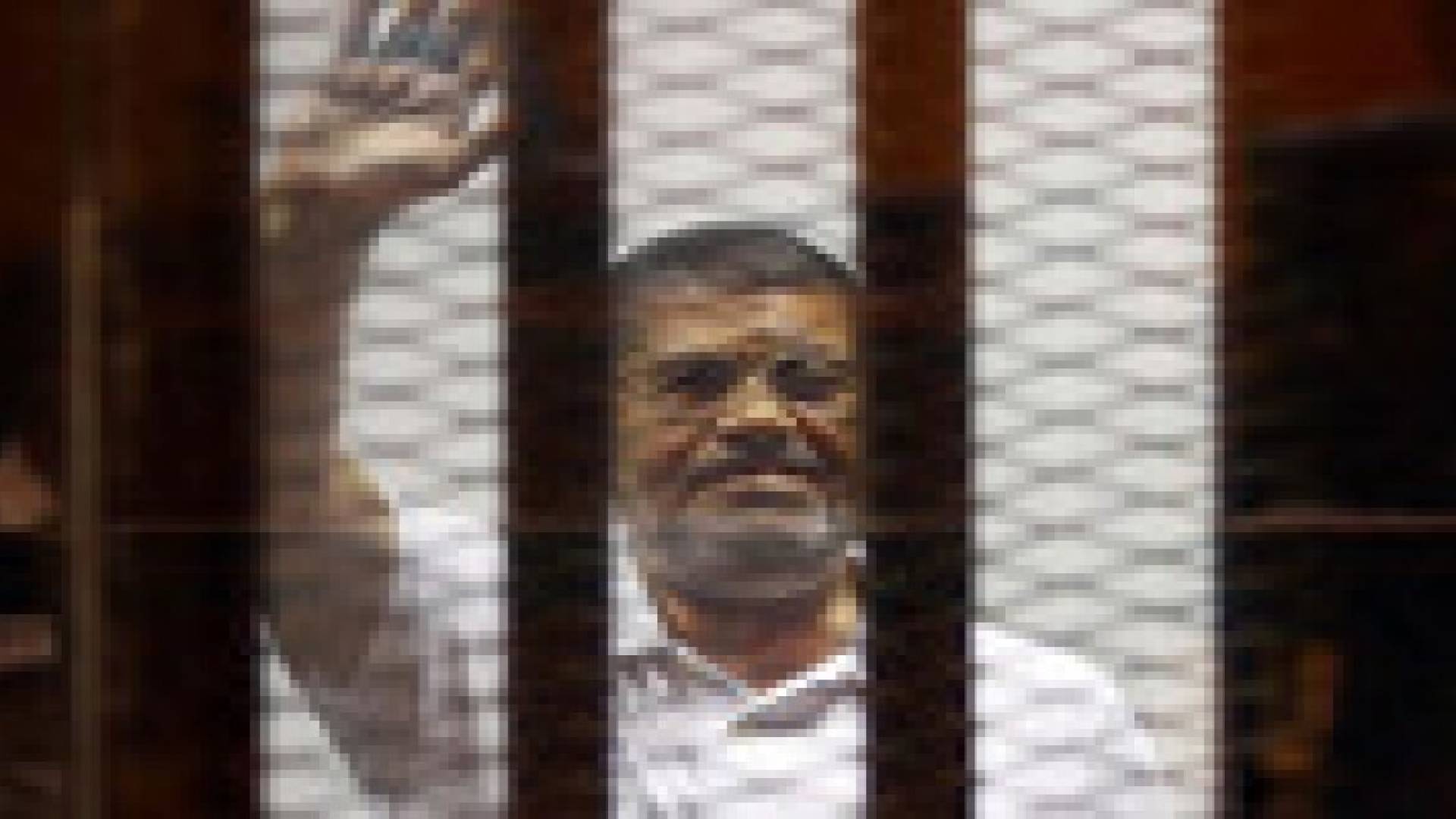 مرسي يتحدث لأول مرة عن مكان احتجازه ويطلب عقد جلسه سرية