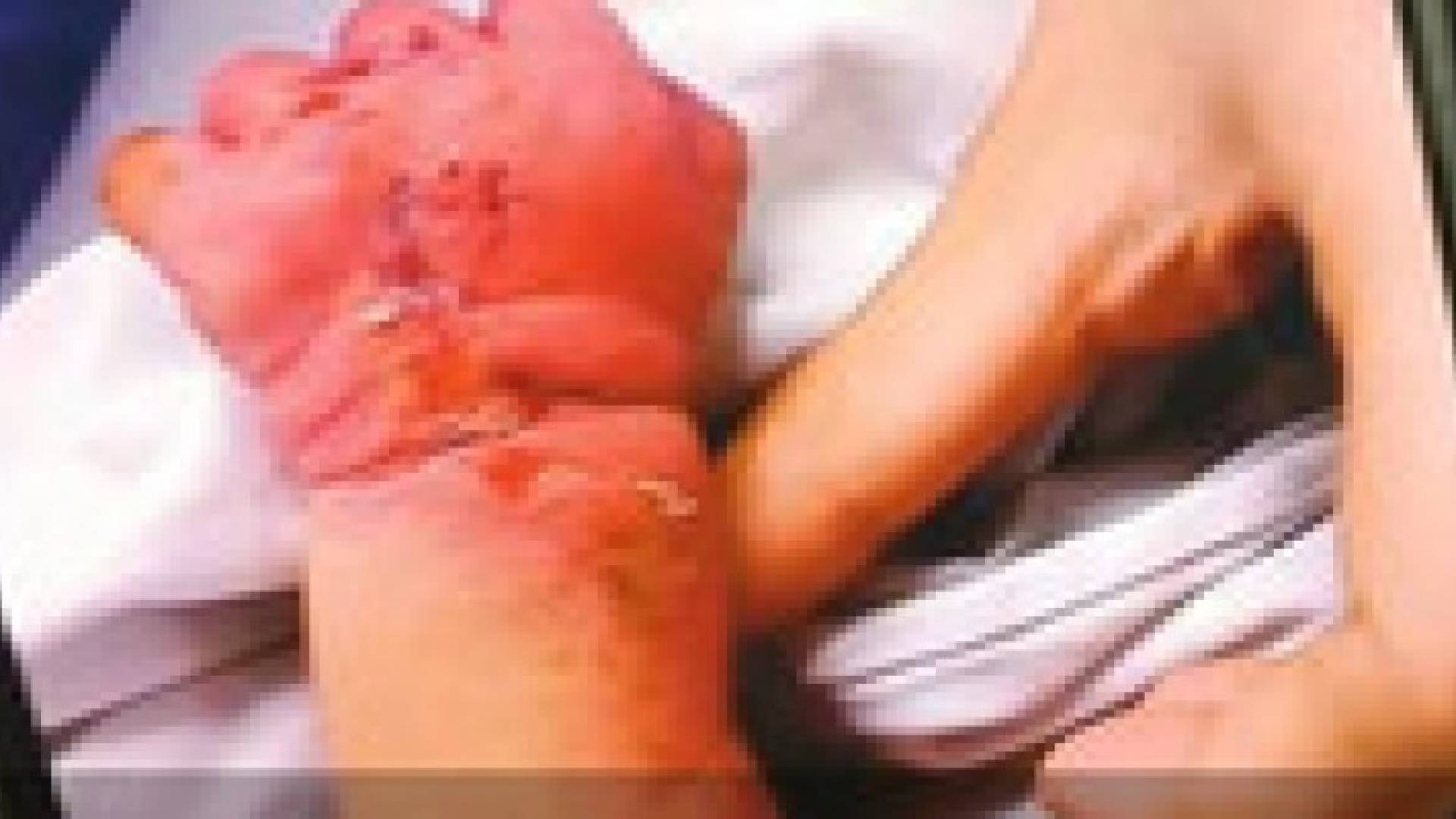 امرأة تحاول "أكل " طفلها .. فيديو