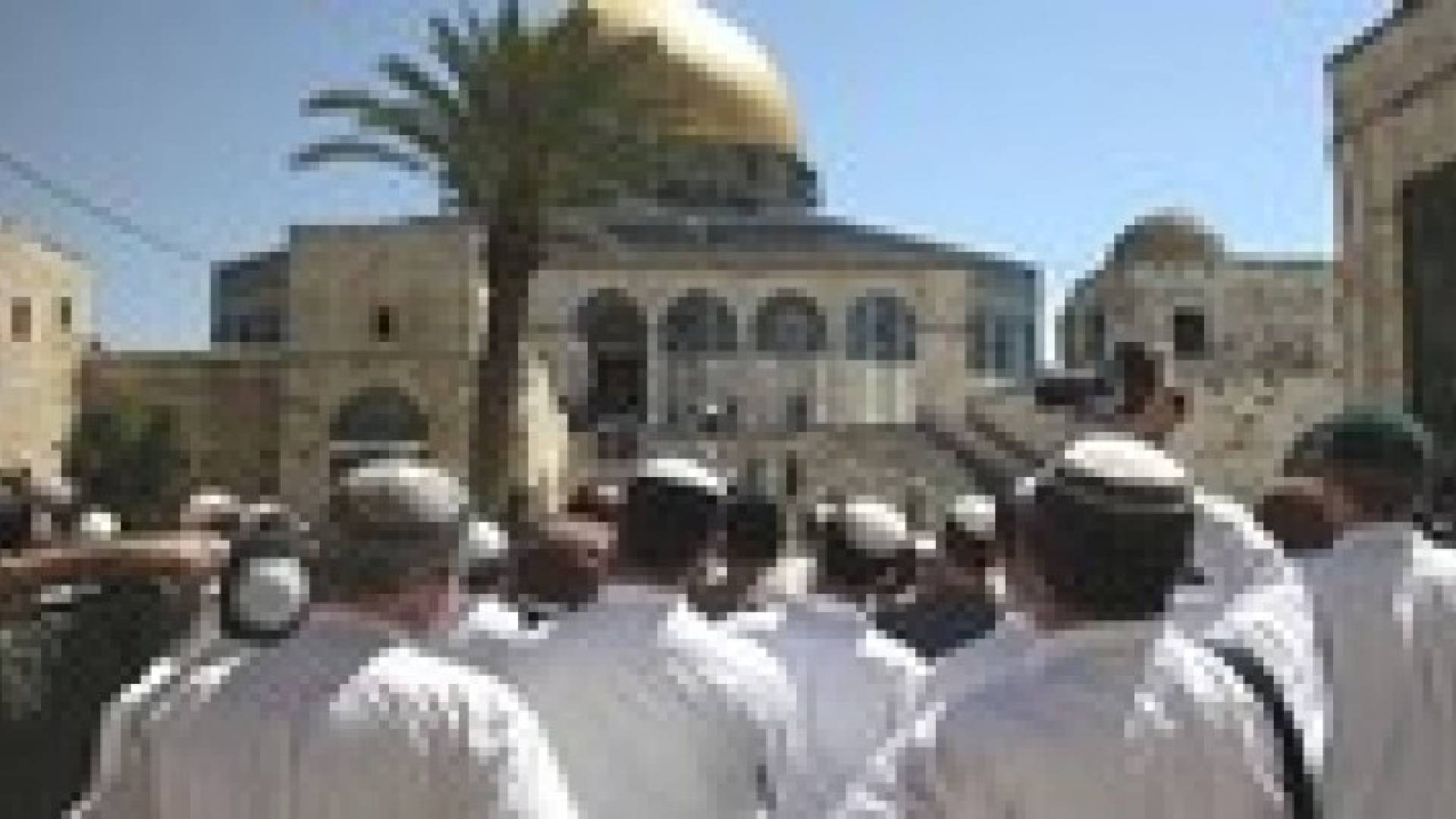 مستوطنون يقتحمون باحات المسجد الاقصى