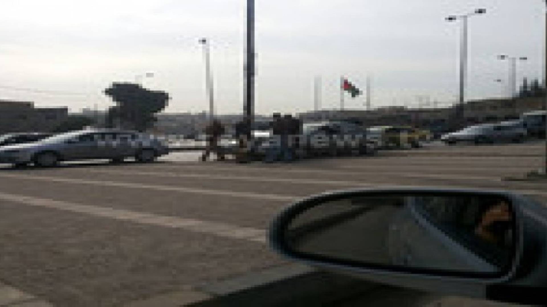 حادث تدهور سيارة في المقابلين .. صور