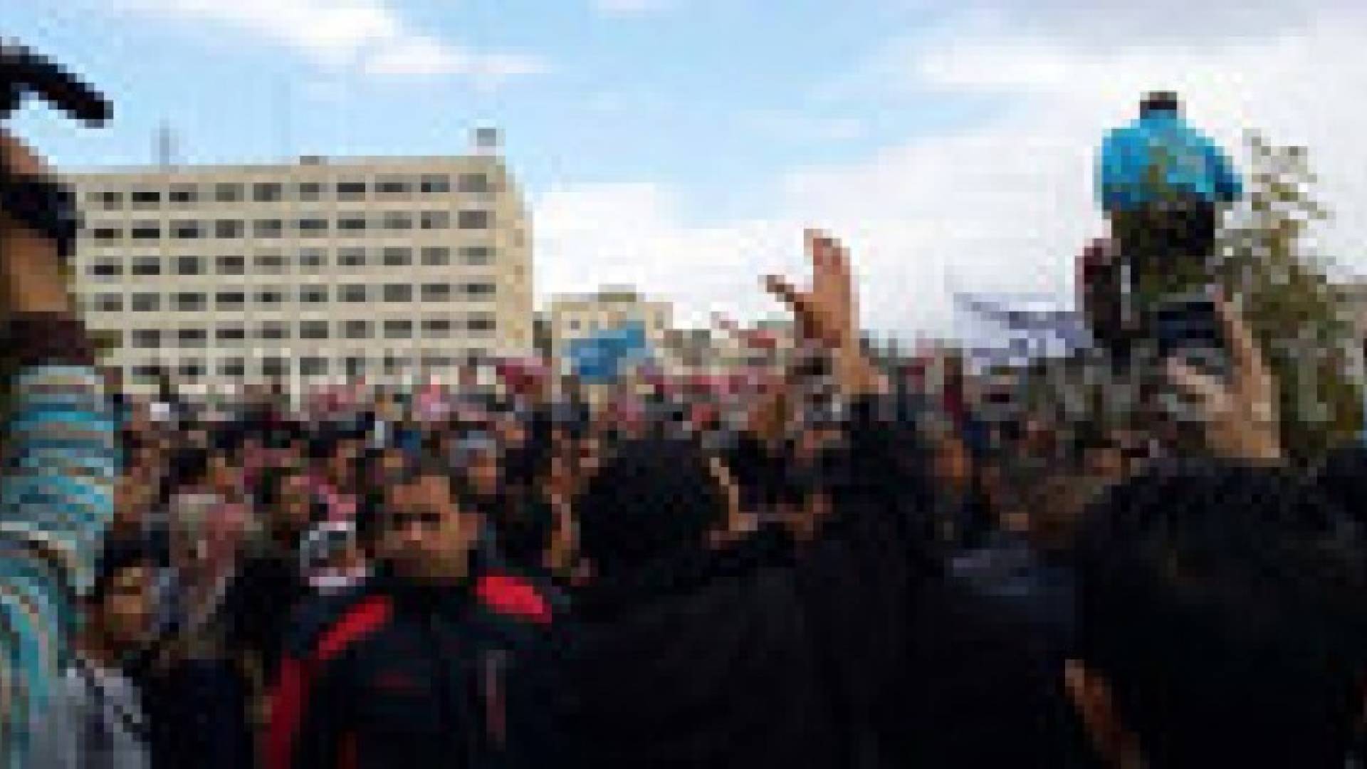 جماهير النادي الفيصلي تعتصم امام مجلس النواب للمطالبة باسقاط الادارة