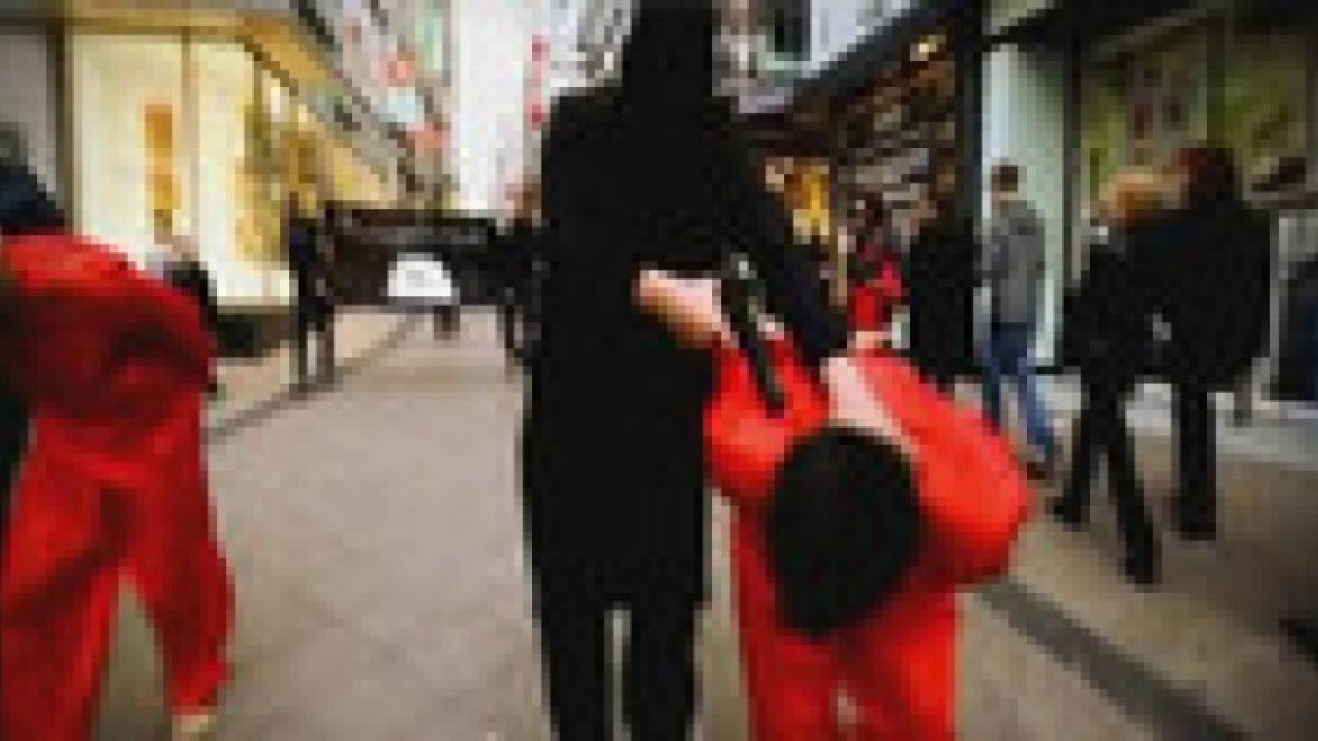 تمثيلية صادمة: ضحايا يساقون "للذبح" في أحد شوارع ألمانيا .. فيديو