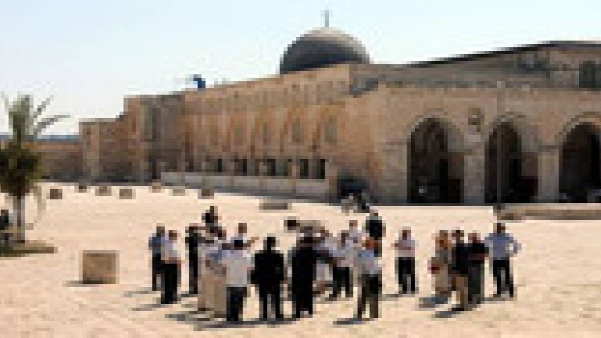 مستوطنون يهود يقتحمون باحات الاقصى