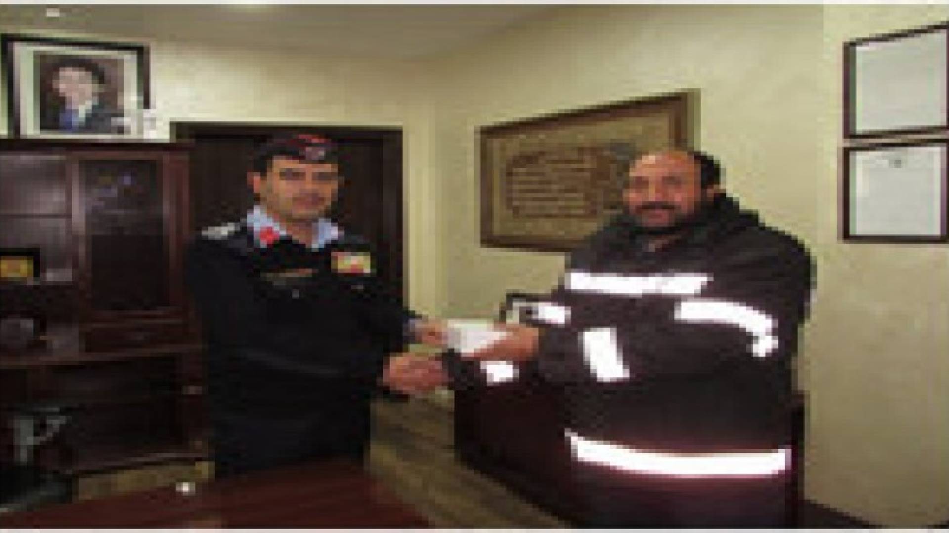 ادارة ترخيص السواقين والمركبات  تكرم مواطنين لامانتهما