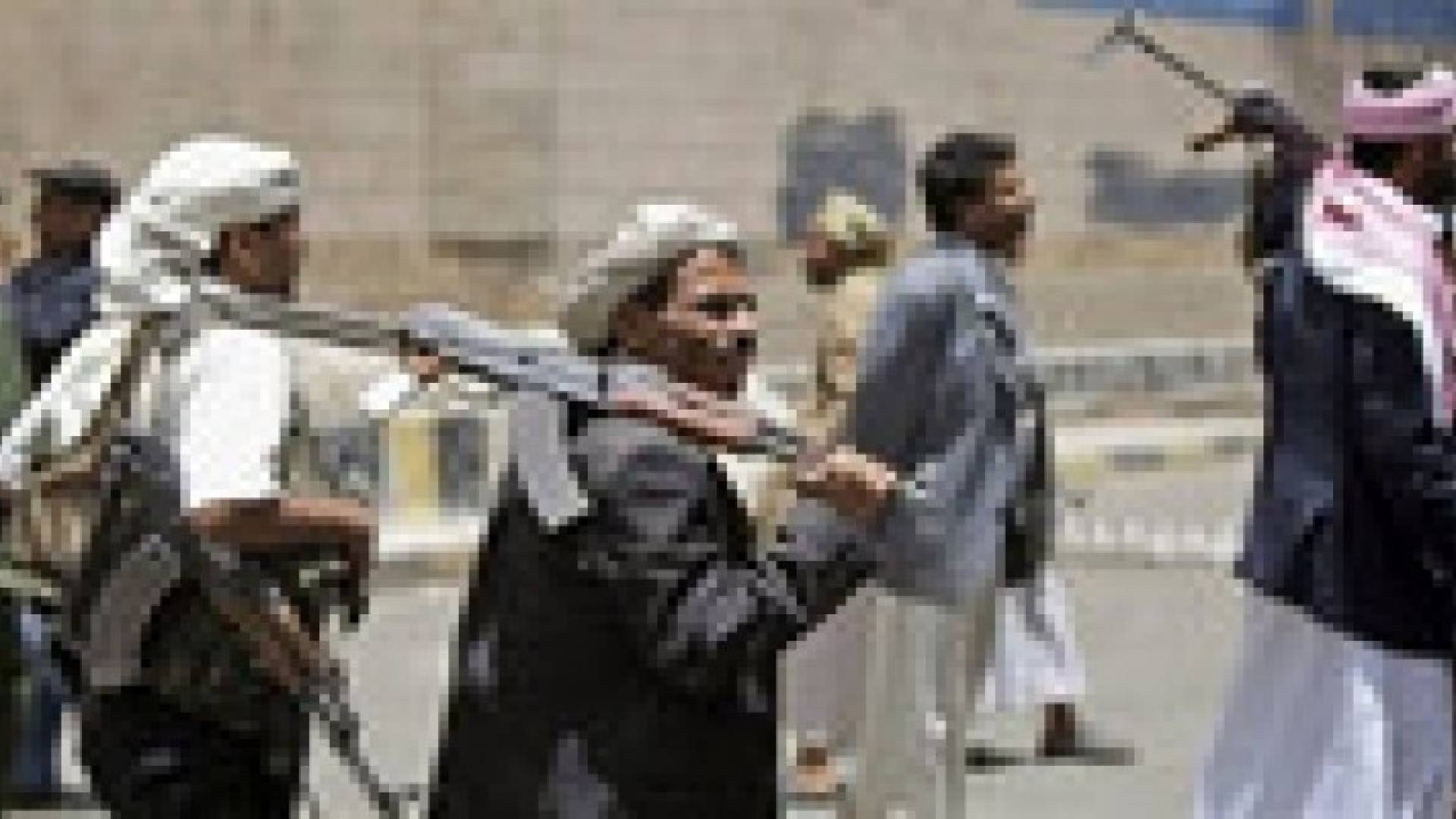 اشتباكات عنيفة بين مسلحيين حوثيين وقبليين في "أرحب" شمالي اليمن
