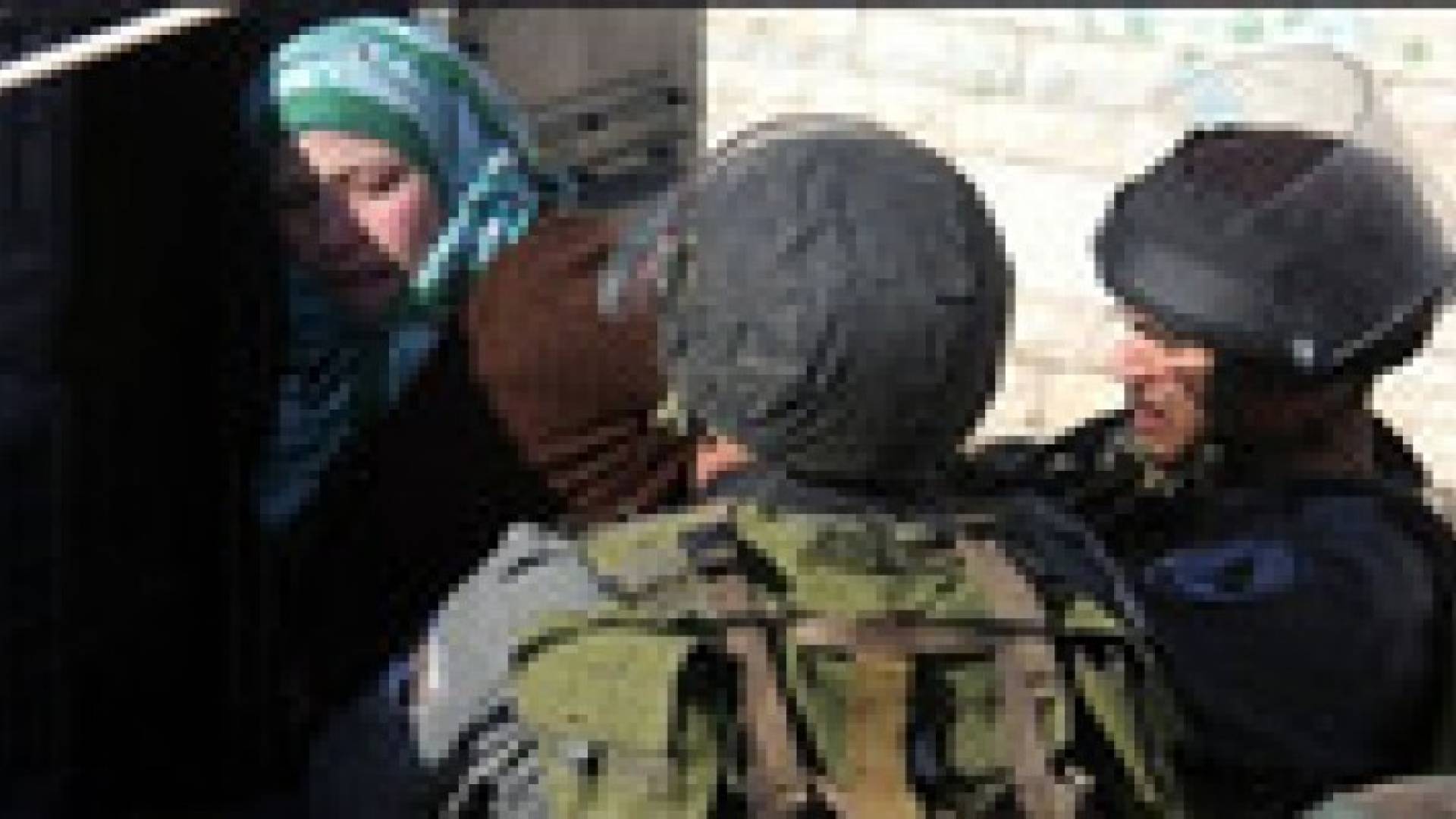 الاحتلال يعتقل فتاة فلسطينية