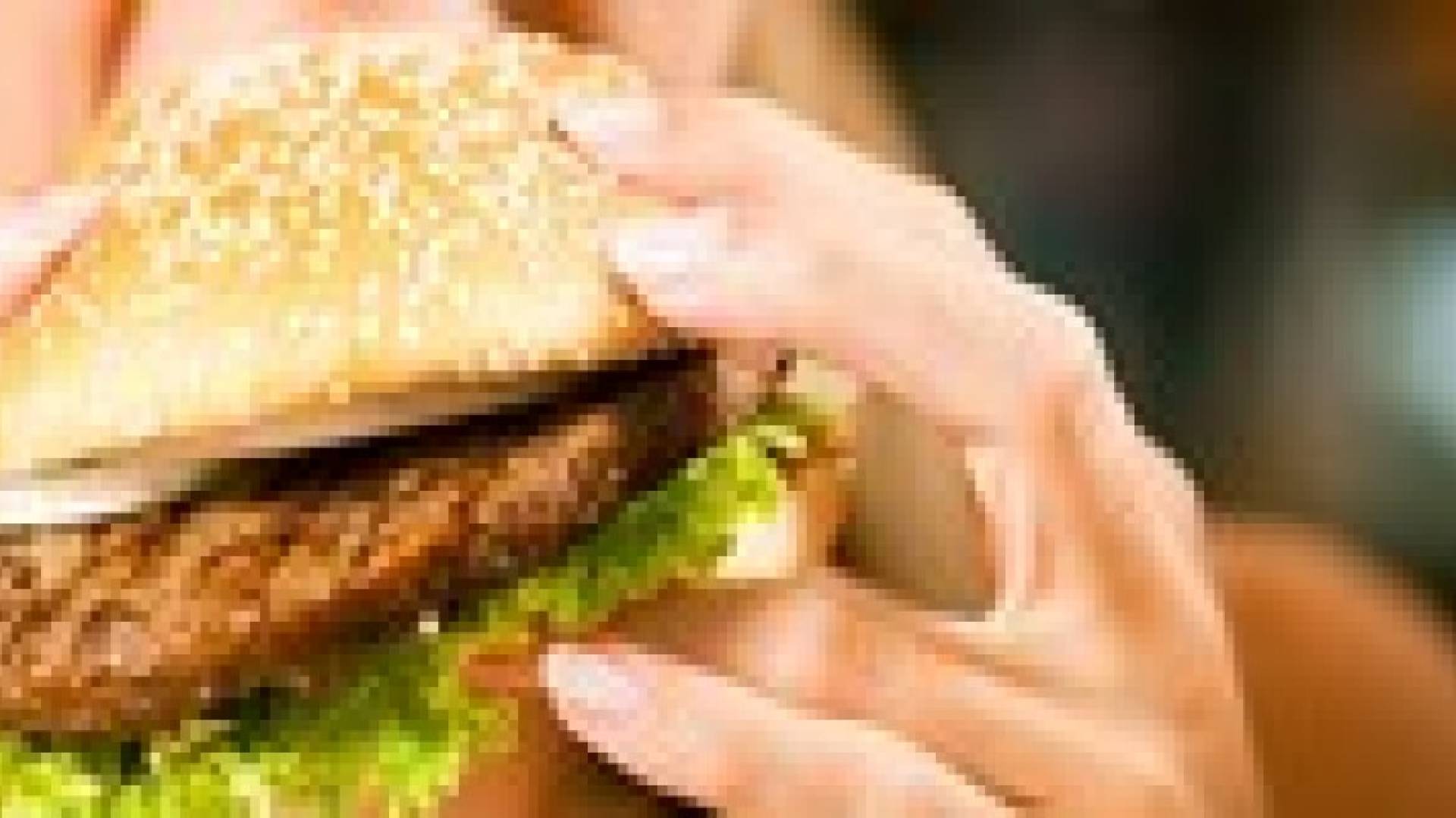 تناول الوجبات السريعة أثناء الحمل يصيب طفلك بالسمنة