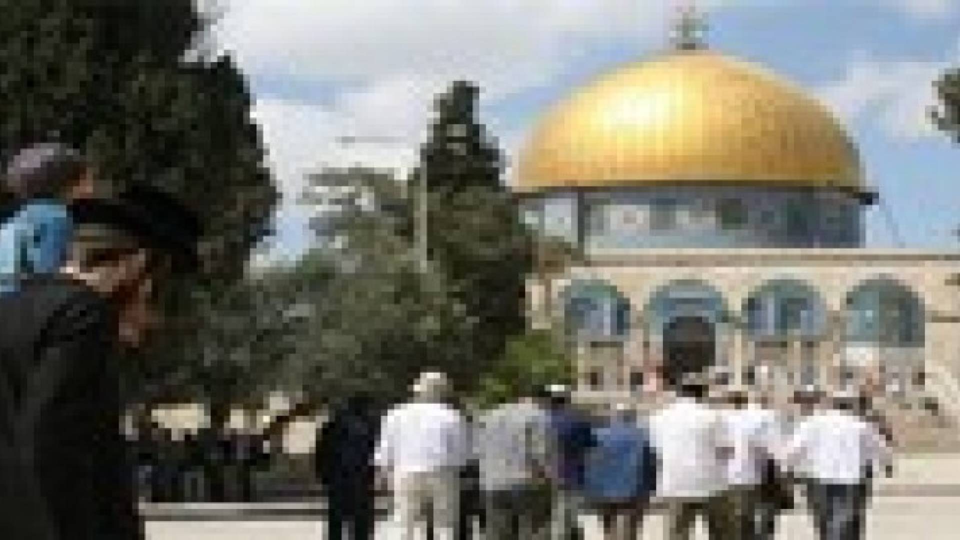 مستوطنون يهود يقتحمون باحات الاقصى