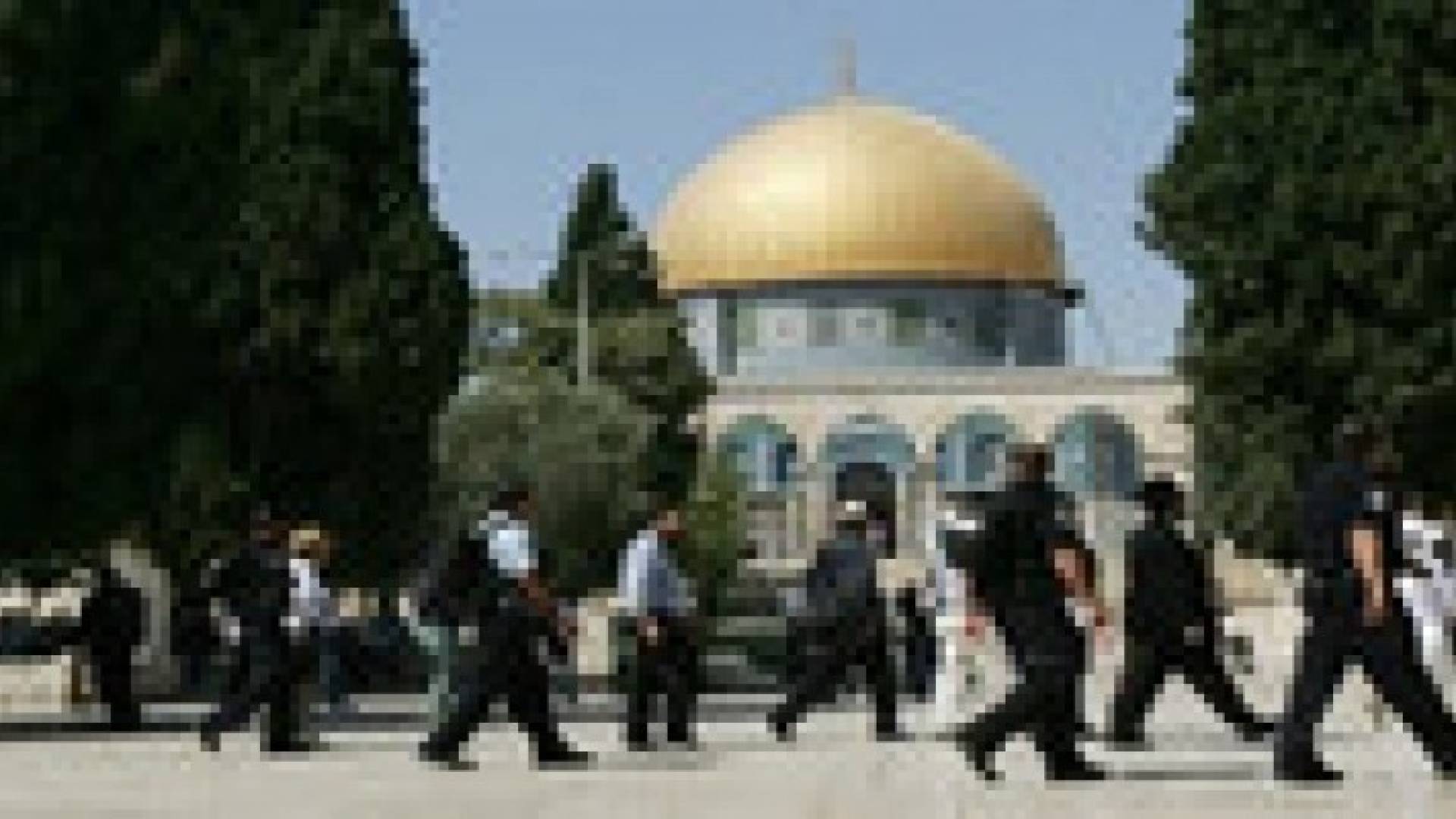 متطرفون يهود يقتحمون باحات الاقصى