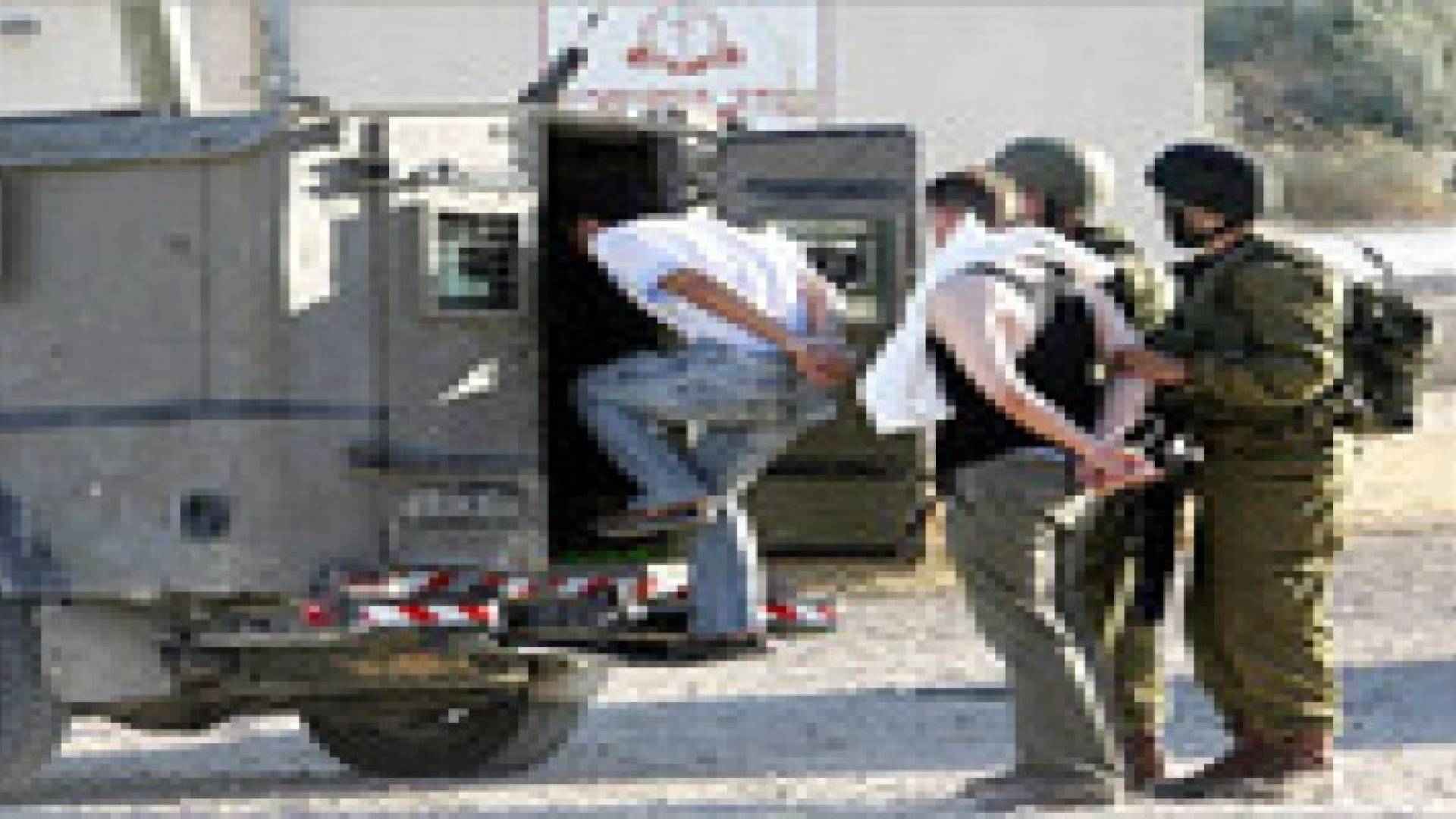 الاحتلال يعتقل 3 فلسطينين جنوبي الضفة