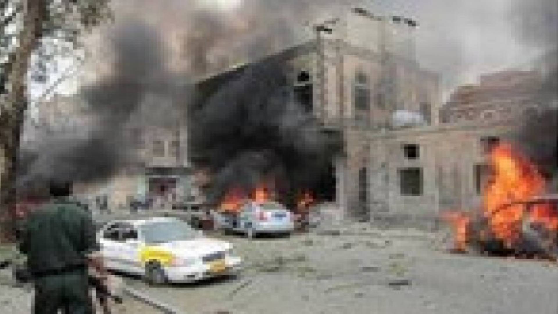 اليمن: مقتل واصابة 40 شخصا بانفجارين