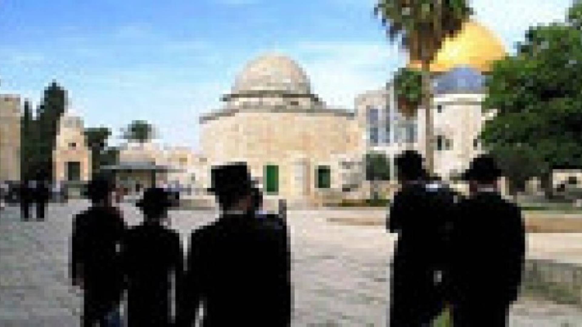 مستوطنون يهود يقتحمون باحات الاقصى