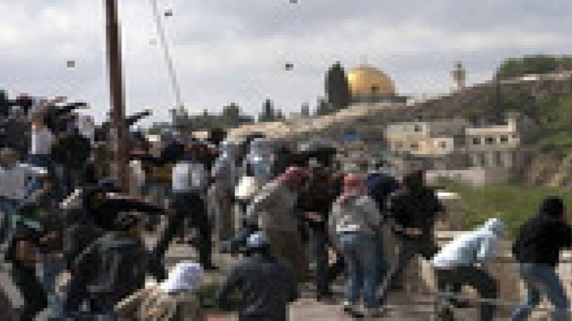مواجهات بين فلسطينيين وشرطة الاحتلال بالقدس وإصابة ضابط