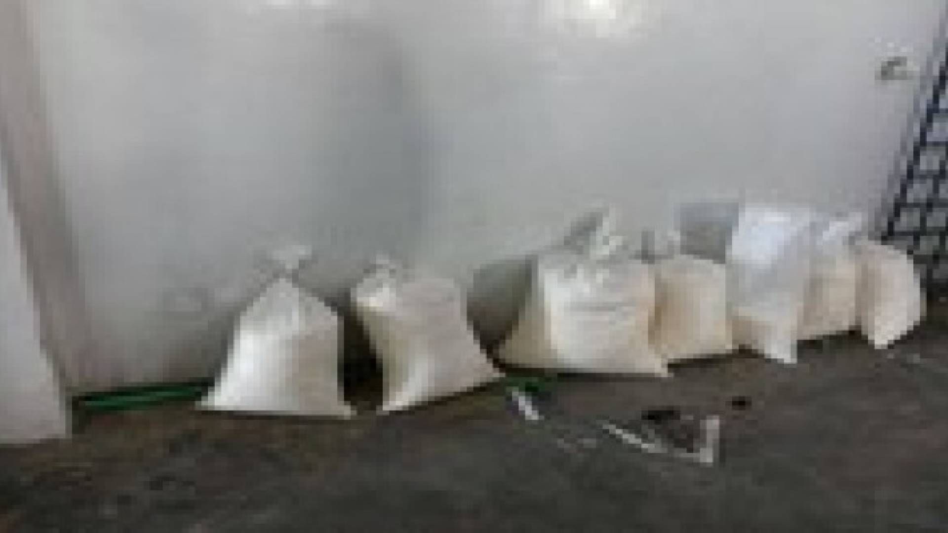 احباط تهريب 900 الف حبة مخدرة داخل انابيب مياه بلاستيكية ..فيديو وصور