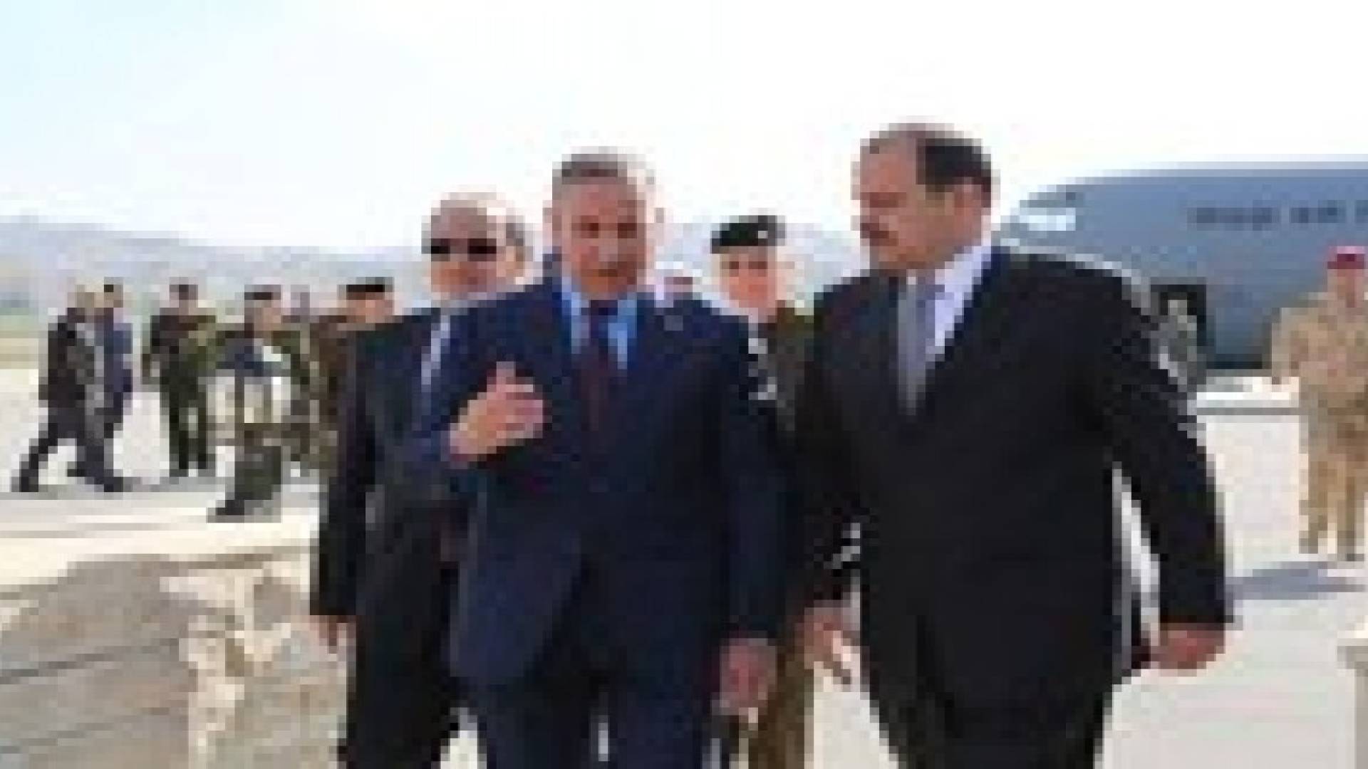 وزير الدفاع العراقي يزور الأردن ويتلقي النسور.. صور