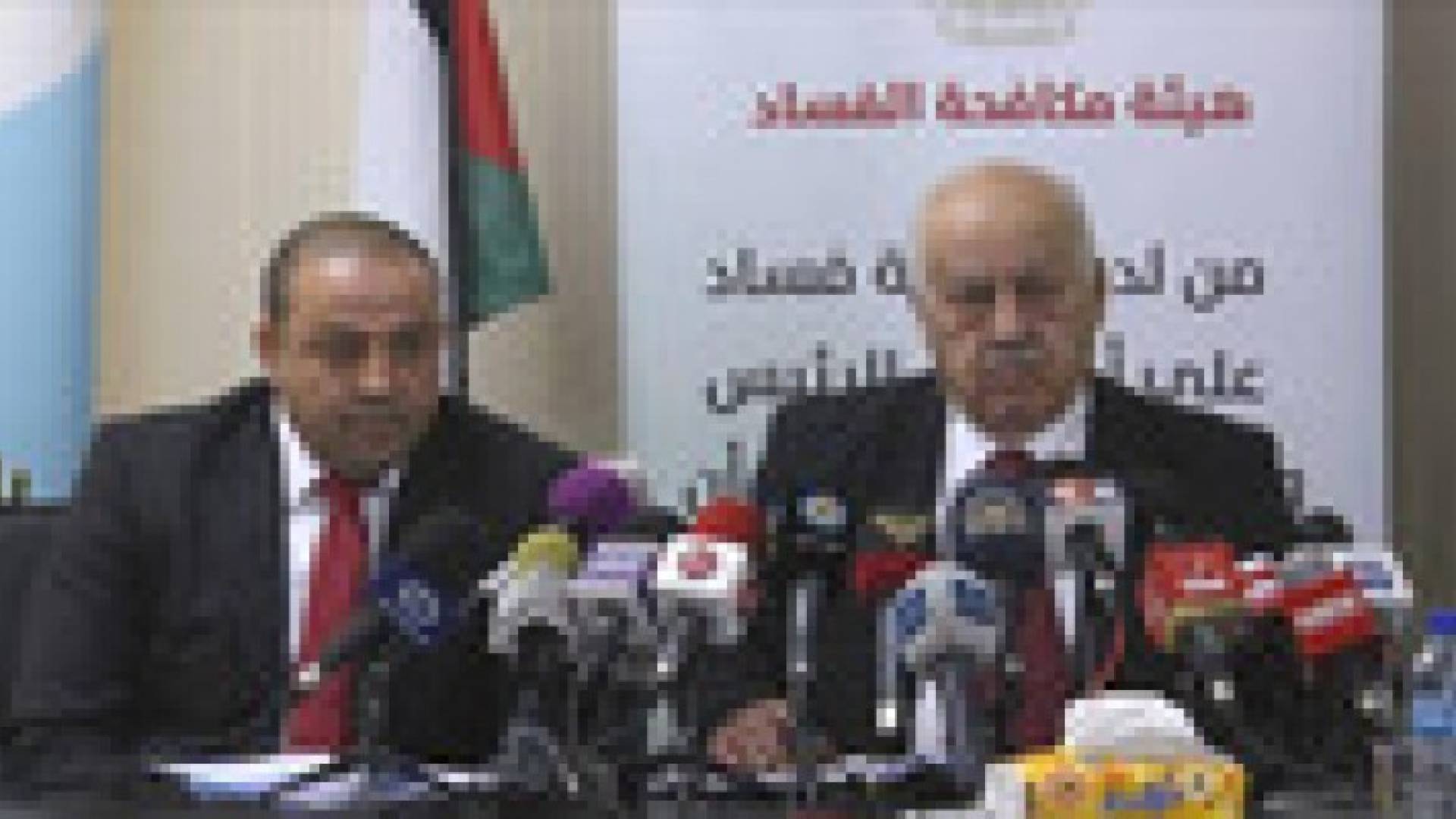 السلطة الفلسطينية تتسلم متهما بالفساد وتلاحق آخرين