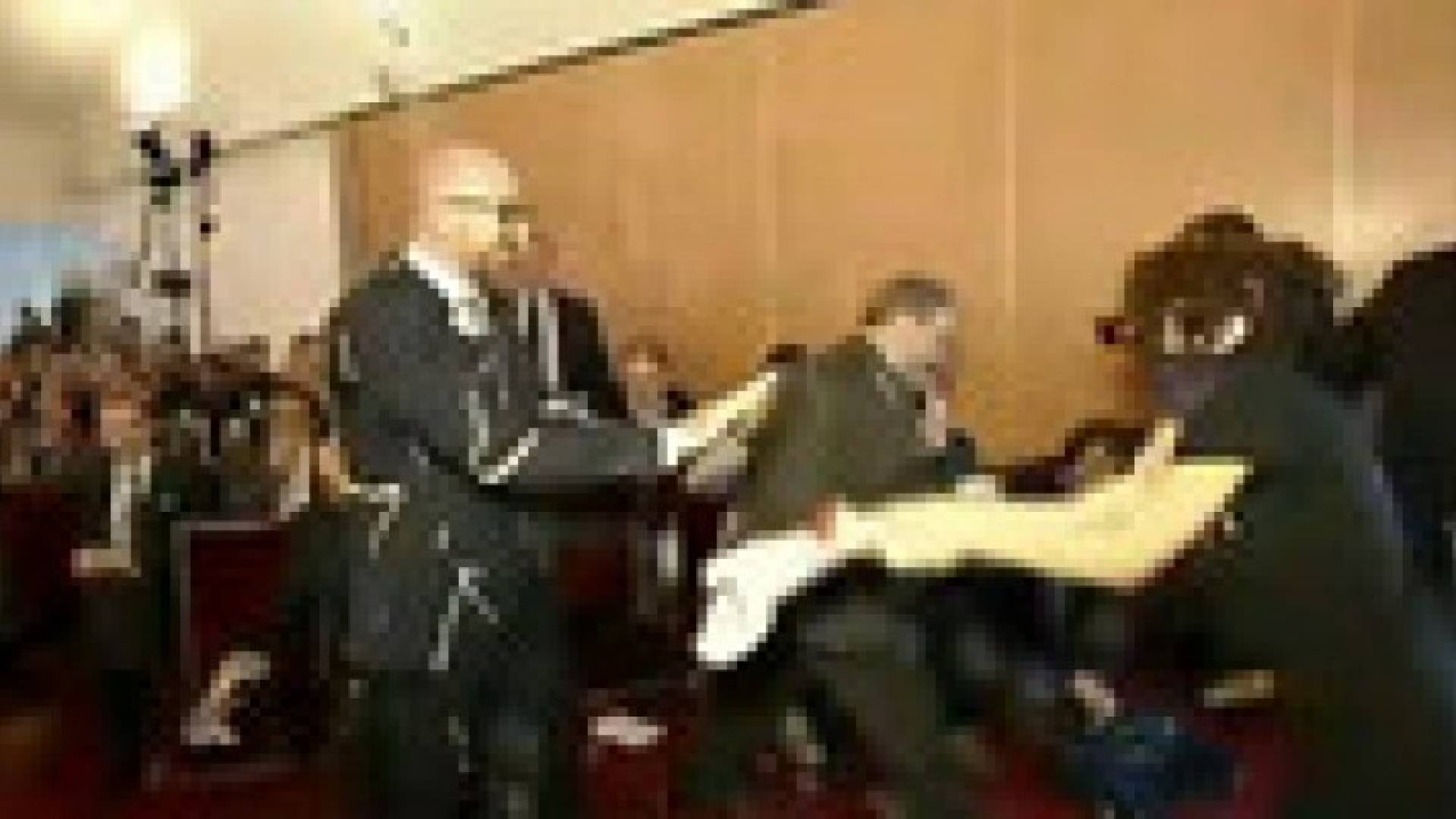 بالفيديو.. مهاجمة رئيس الوزراء البلجيكي بالبطاطس والمايونيز