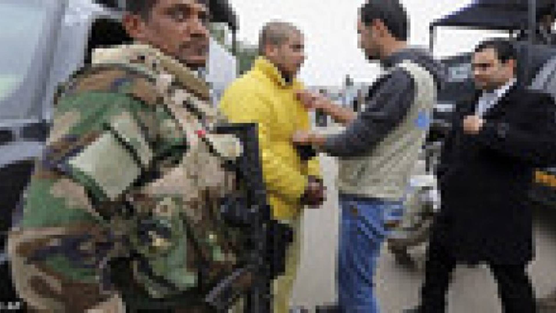 بالصور.. قناة عراقية تجبر إرهابيا من داعش على مقابلة أسرة ضحية أعماله