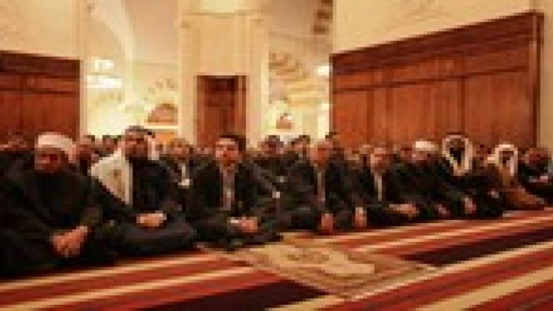 ولي العهد يشارك المصلين أداء صلاة الجمعة في مسجد الملك الحسين