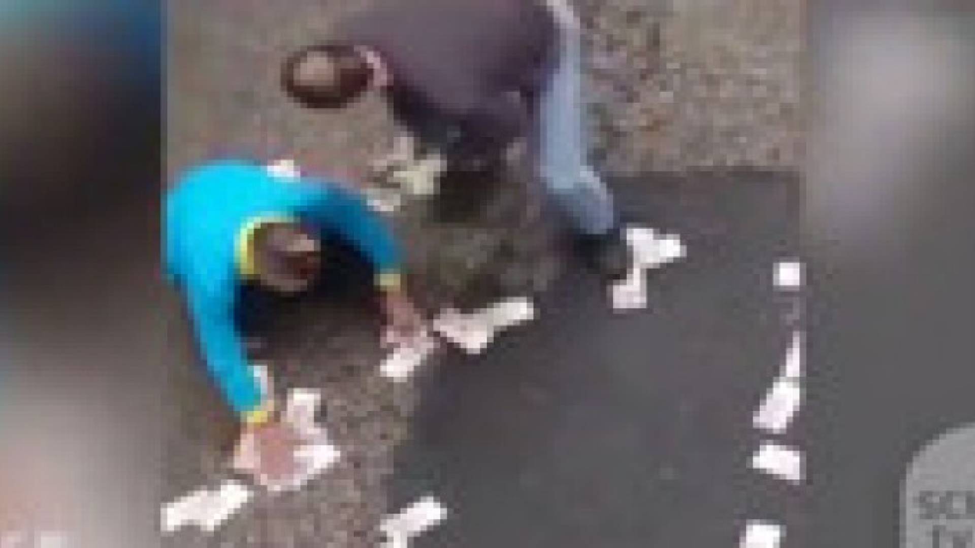 بالفيديو.. شاهد ما الذي حدث عندما تطاير مليوني دولار في شوارع هونغ كونغ