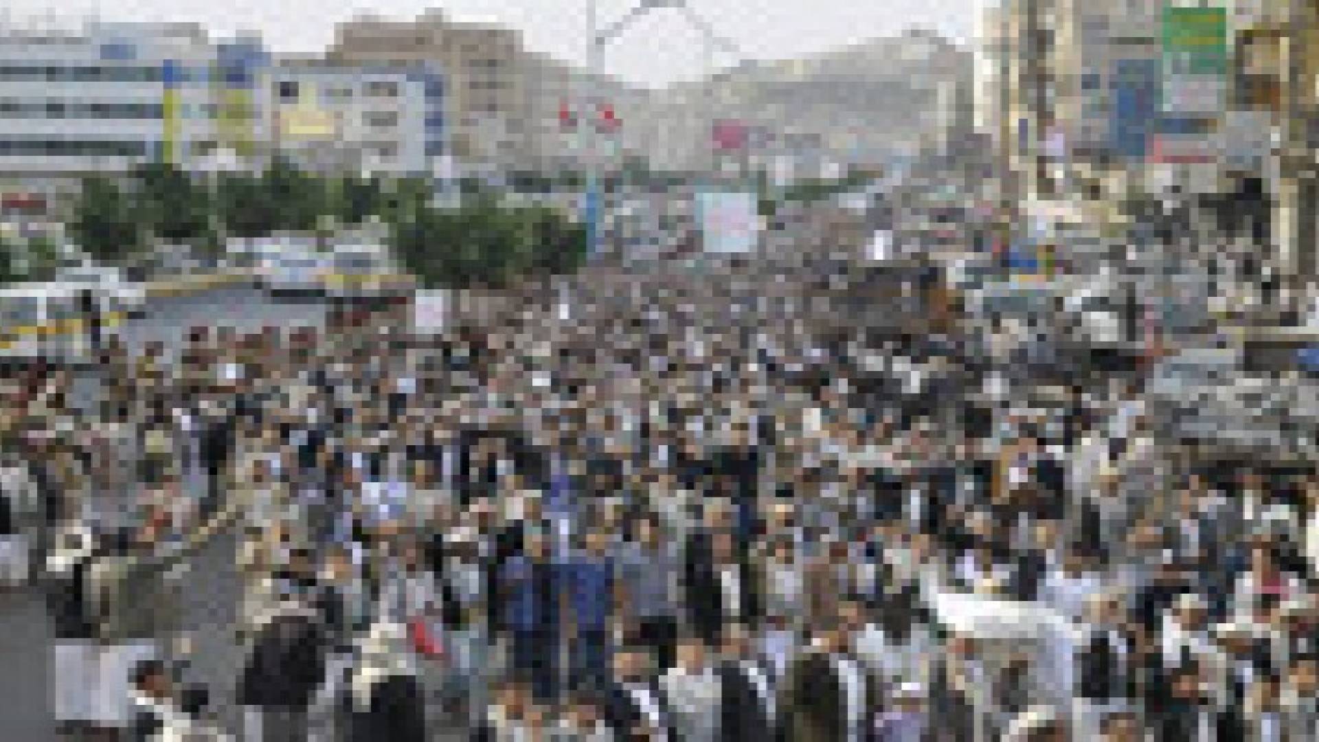 مسيرة بصنعاء تطالب بإخراج مسلحي الحوثي وتسليم مقر منطقة عسكرية