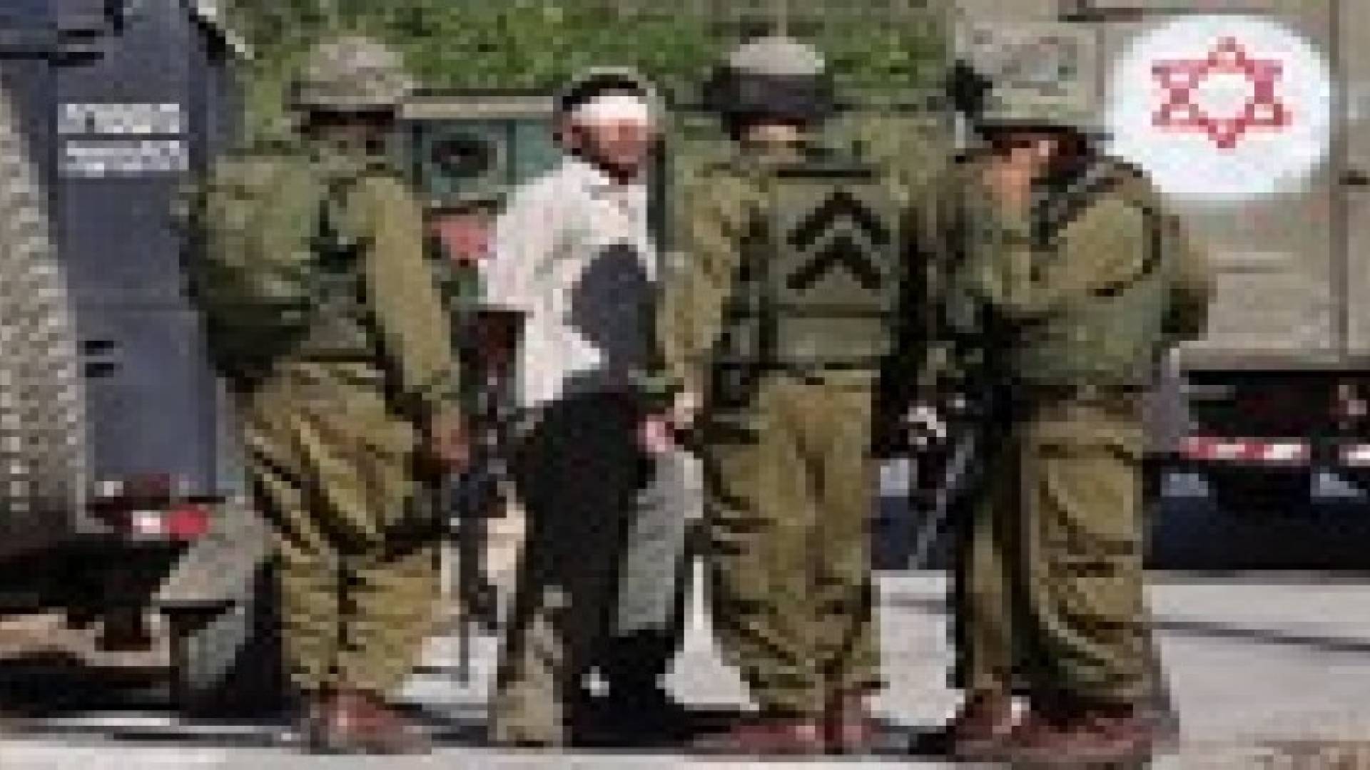 اعتقال فلسطينيين اثنين بتهمة إلقاء زجاجة حارقة على سيارة مستوطنين