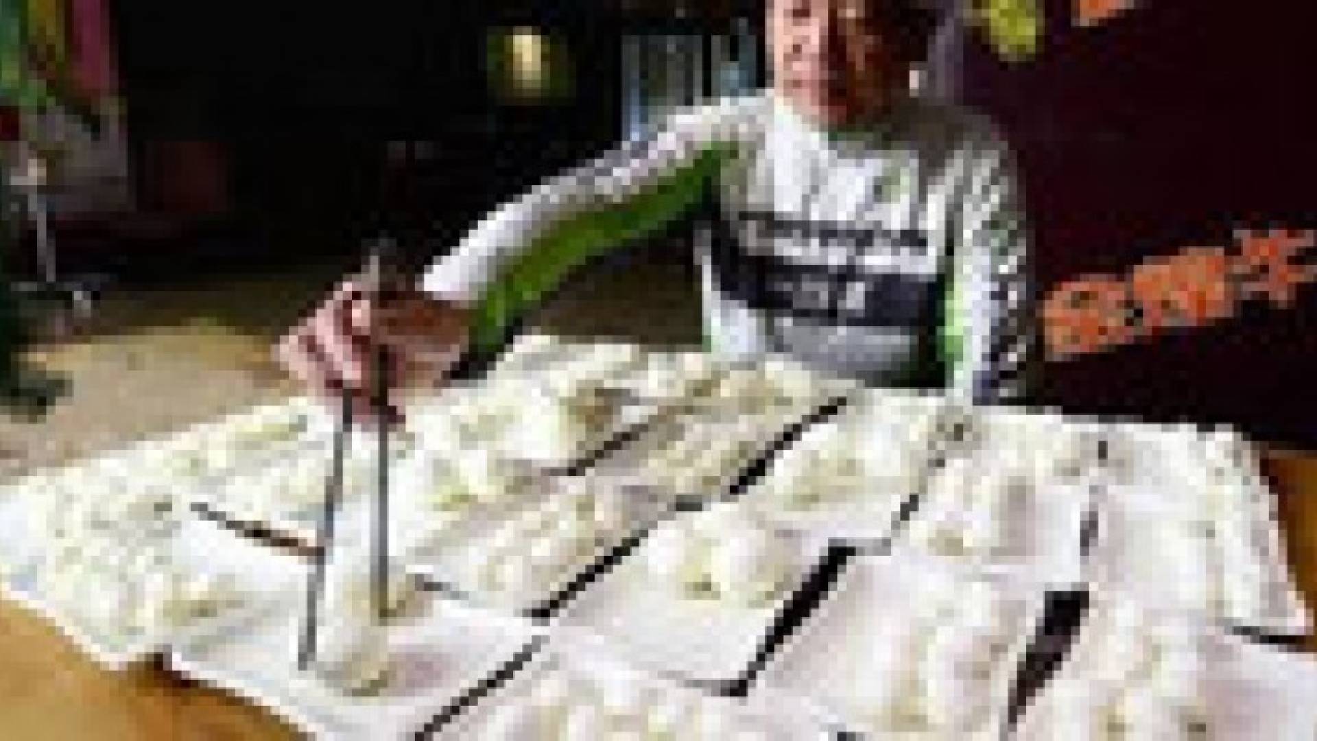 صيني يأكل 160 بيضة في دقائق