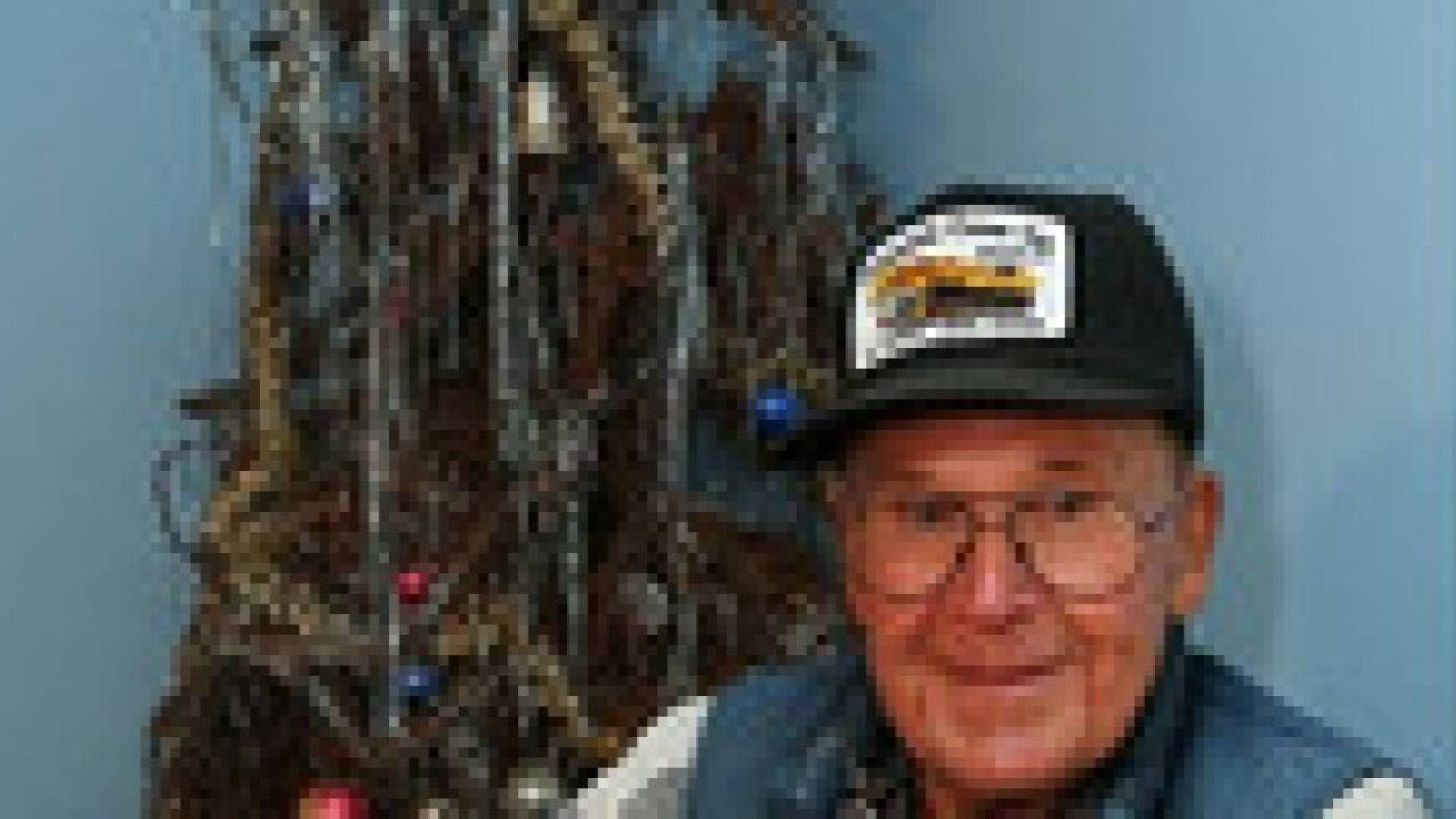 احتفظ بشجرة الميلاد 40 عاما بانتظار ابنه