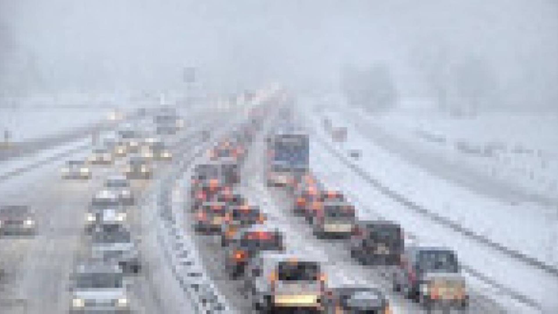 الثلوج تعيق آلاف السيارات بفرنسا