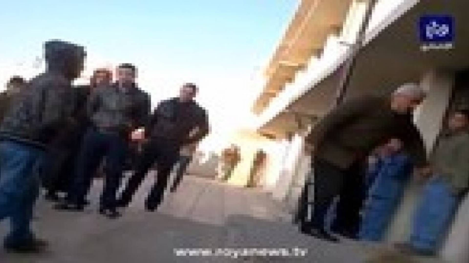 الرصيفة: مدير مدرسة يضرب طلابه بشكل عنيف .. فيديو