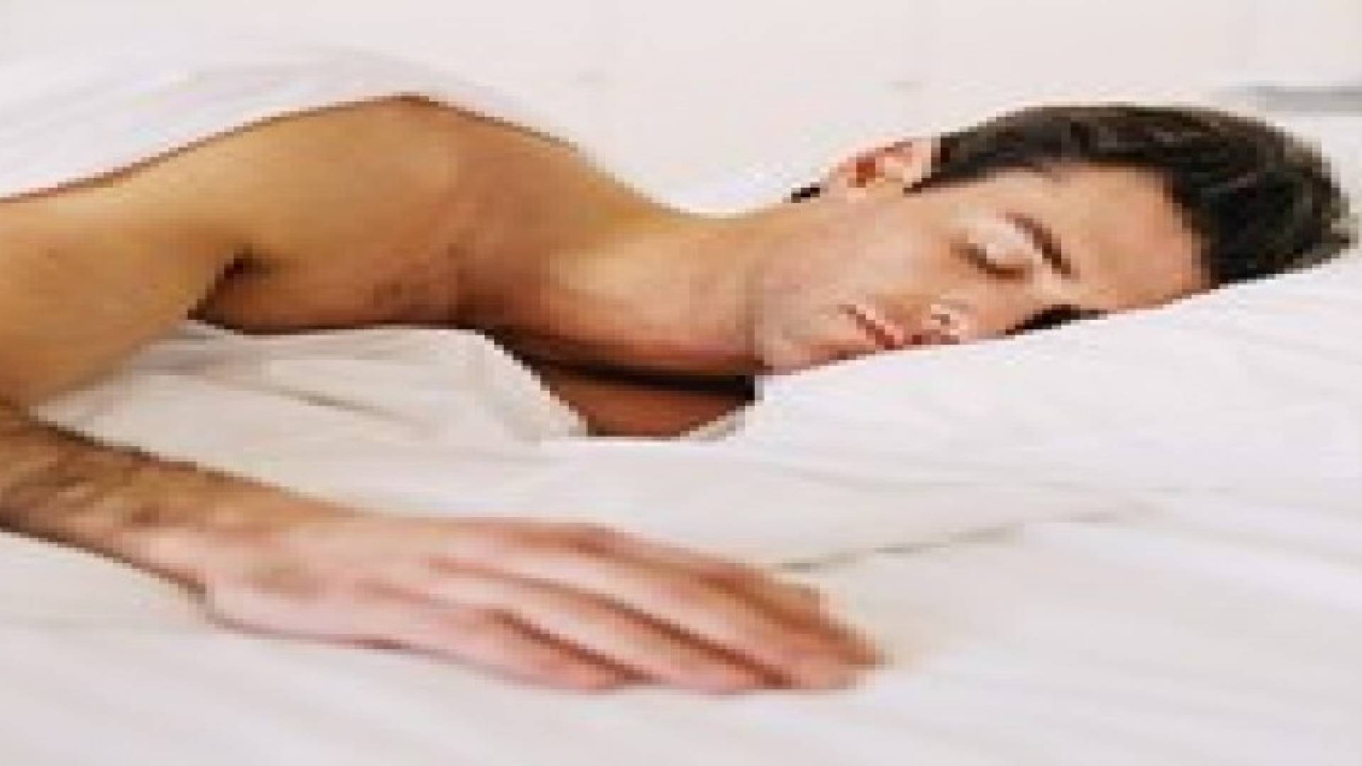 دراسة جديدة.. النوم عاريا يحميك من السمنة والسكري